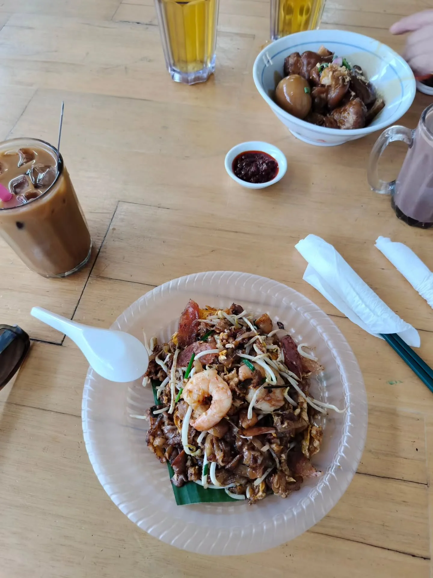 FOOD APPRECIATION POST: My brother and I love our Penang-style char kuay teow very much but it's hard to find a good authentic one in KK. So it comes as a great delight when he found this stall at Man Hing Food Court on Jalan Kg Kobusak. It's non-hal