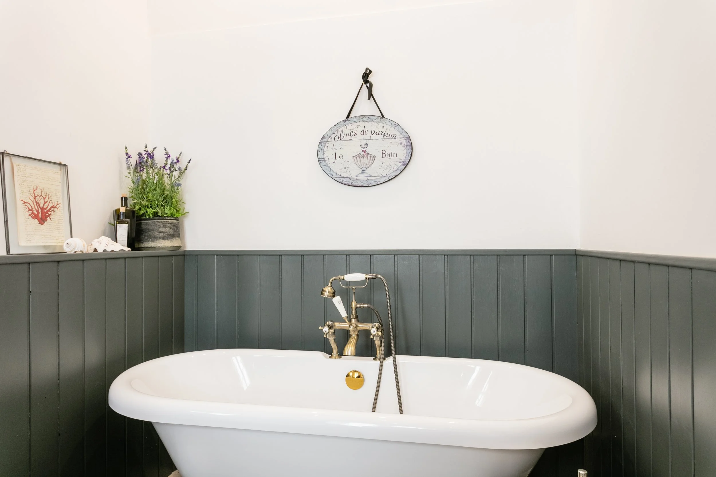 Bedrrom 2 en-suite bath