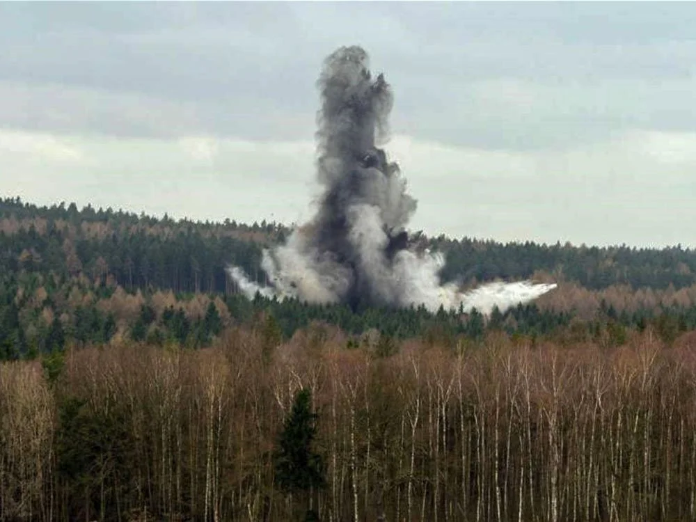 und Sprengungen der abgeworfenen Fliegerbomben (unter anderem im Rahmen der Großentschärfung 2013).