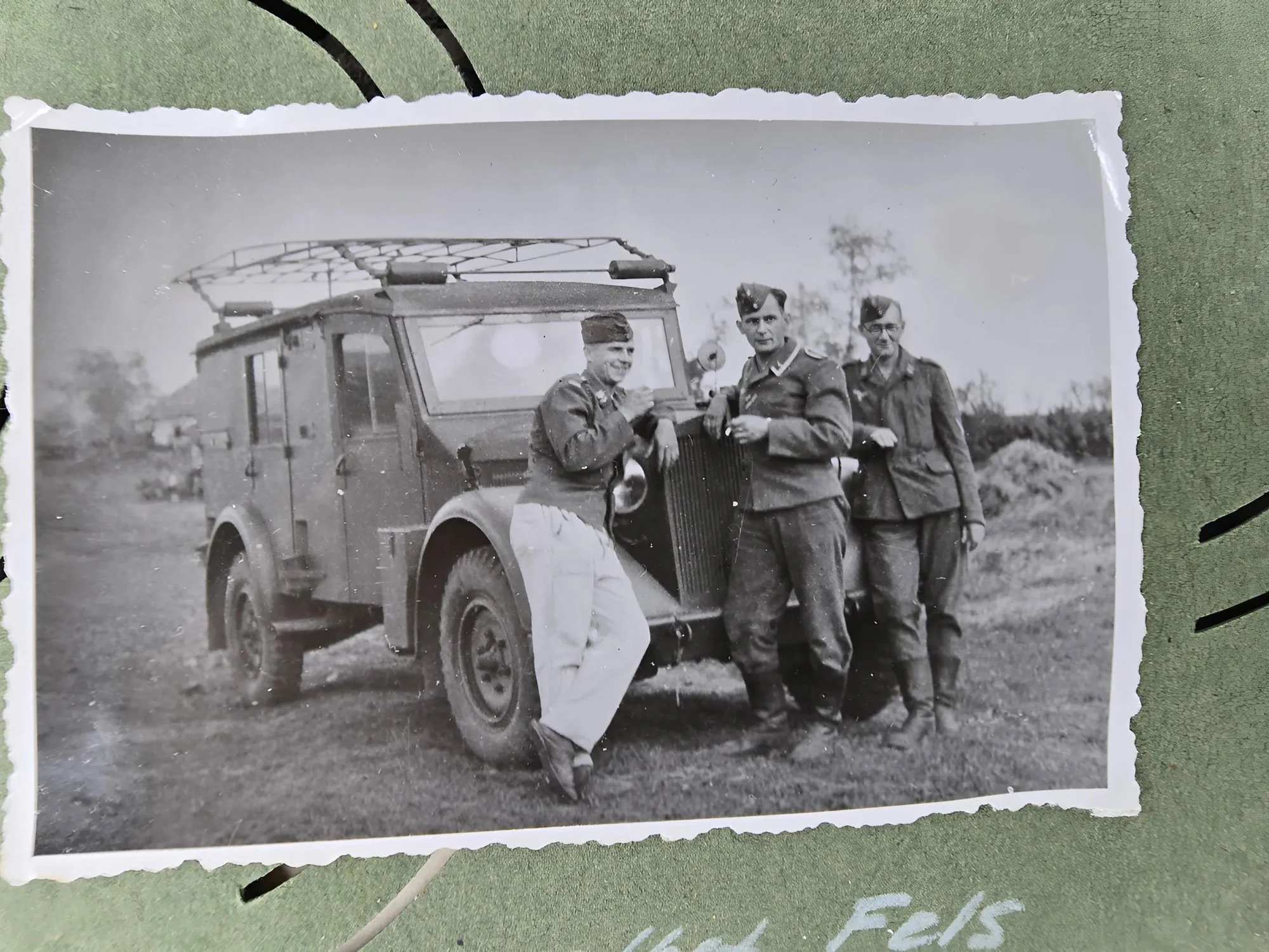 Der Funktrupp am Funkwagen