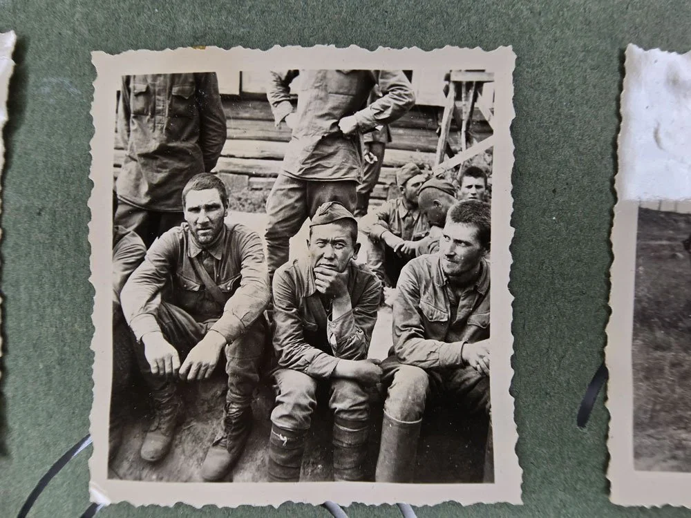 Gefangene Soldaten während einer Rastpause – ein bedrückendes Zeitzeugnis aus dem Album