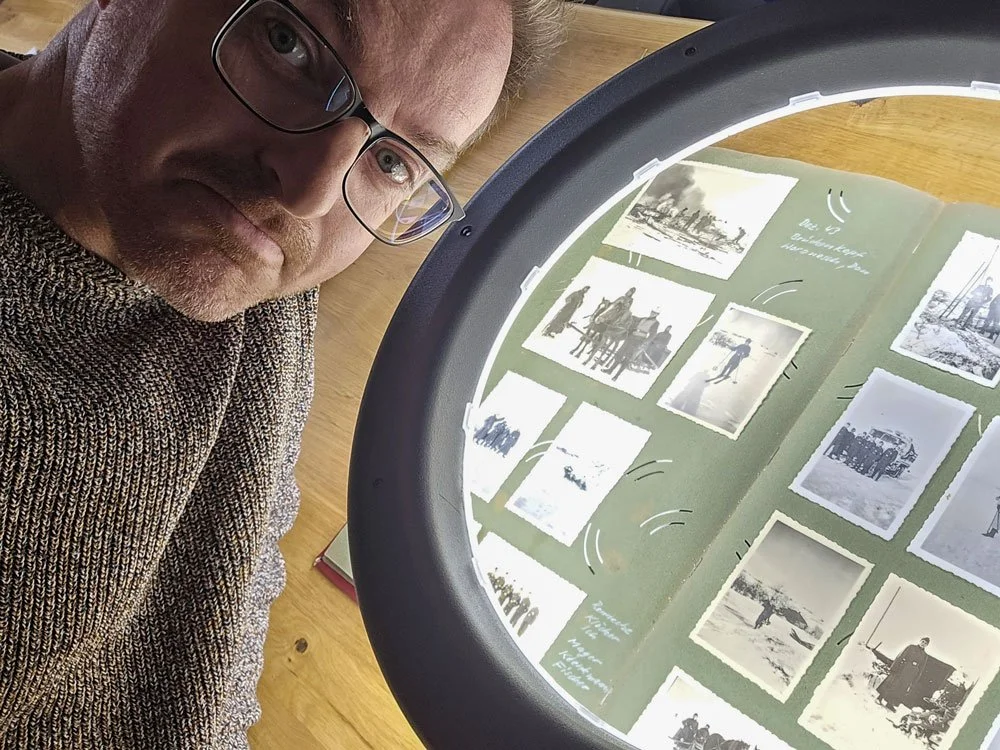 Matthias Schildbach bei der Digitalisierung der Originalseiten – hier die Albumseite „Dez. 1943, Brückenkopf Woronesch, Don