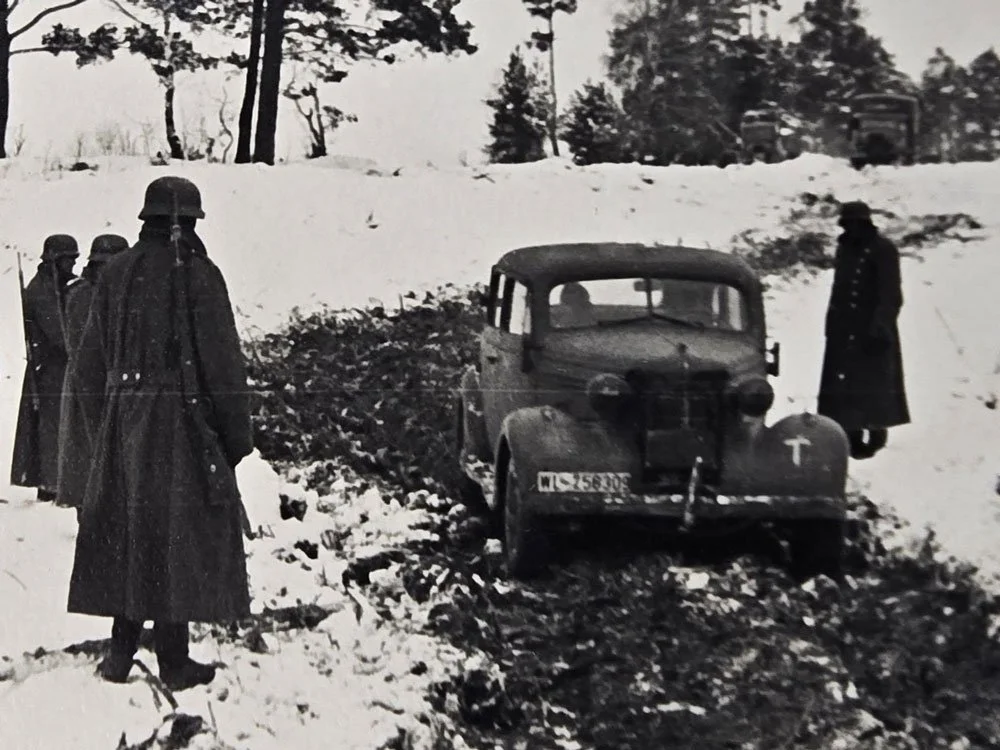 Soldaten im Wintermantel unterwegs durch verschneites Gelände – Alltag zwischen den Kämpfen.