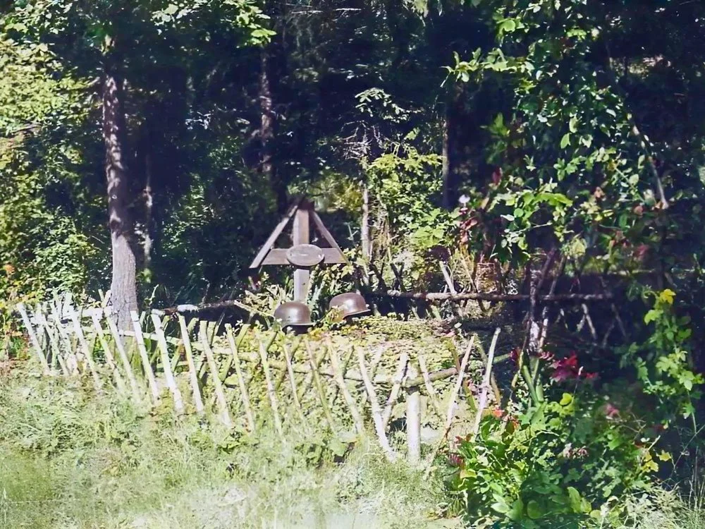 stunde-null_soldatengrab-kreuz-wald.jpg