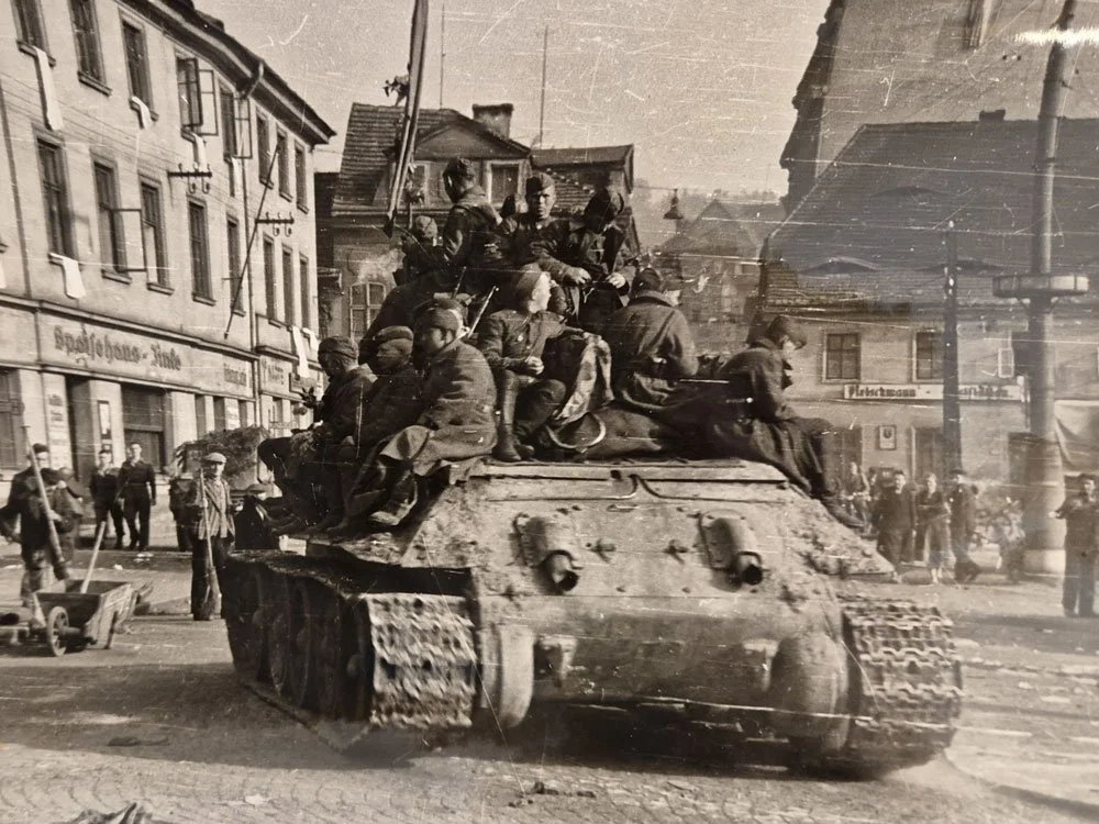 stunde-null_sowjetpanzer-soldaten.jpg