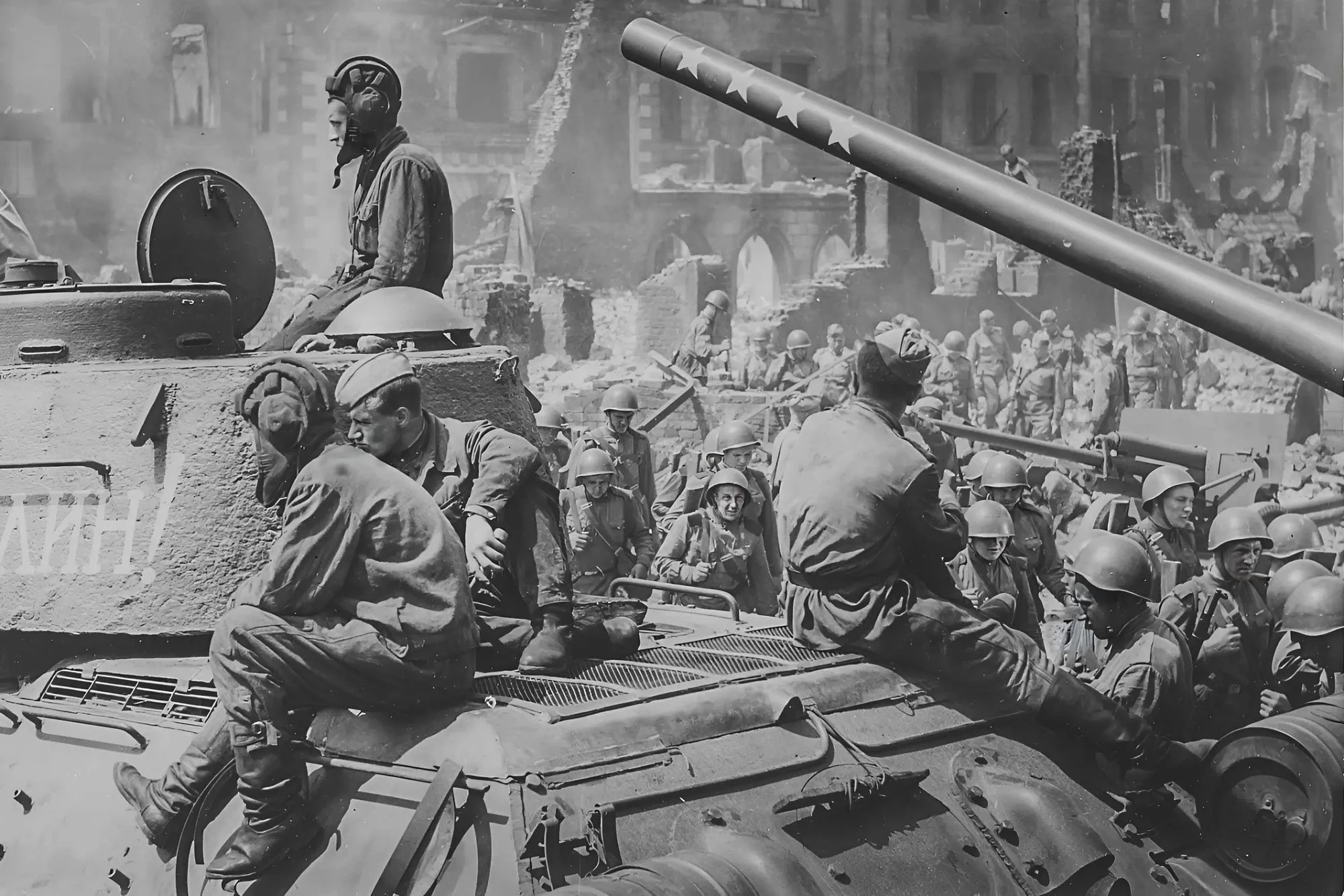 stunde-null_sowjetpanzer-truemmerstadt.jpg