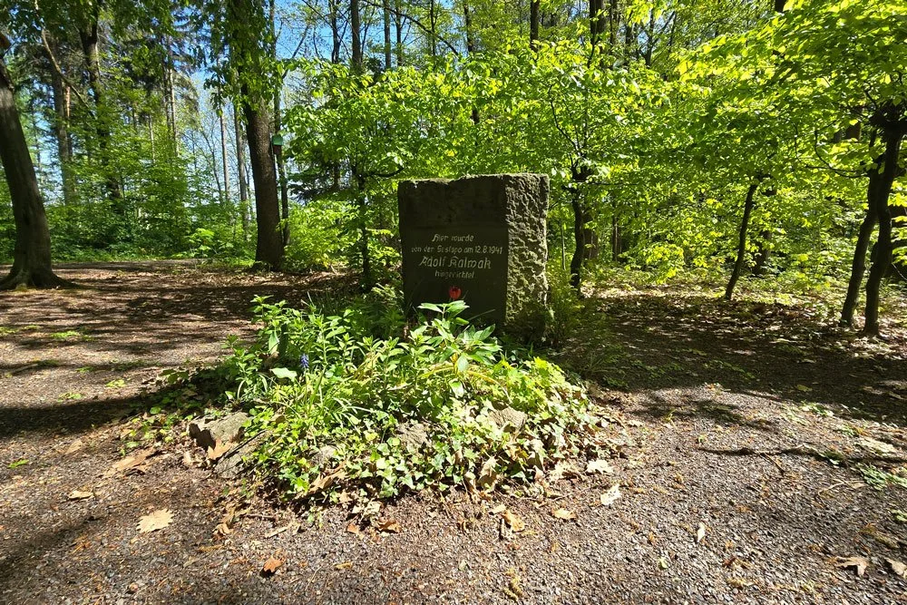 denunziert-und-ermordet_gedenkstein-adolf-kalmak.jpg