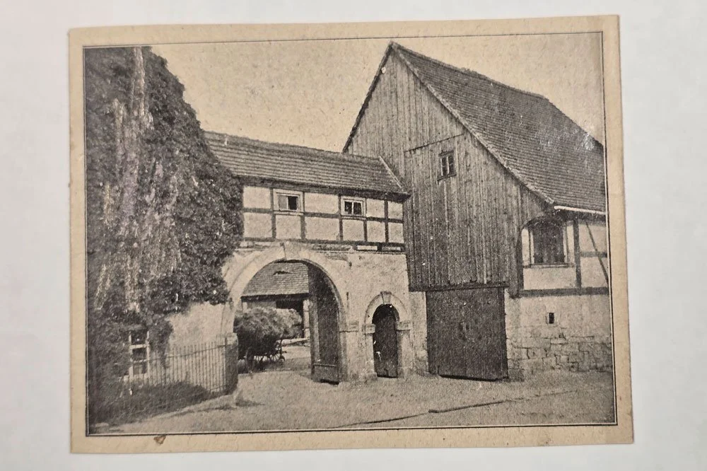 denunziert-und-ermordet_gehoeft-torbogen.jpg