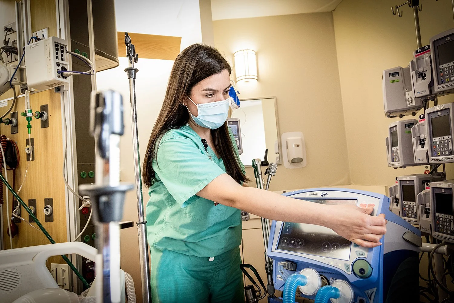 002_Nurse operating machine in or room.jpg