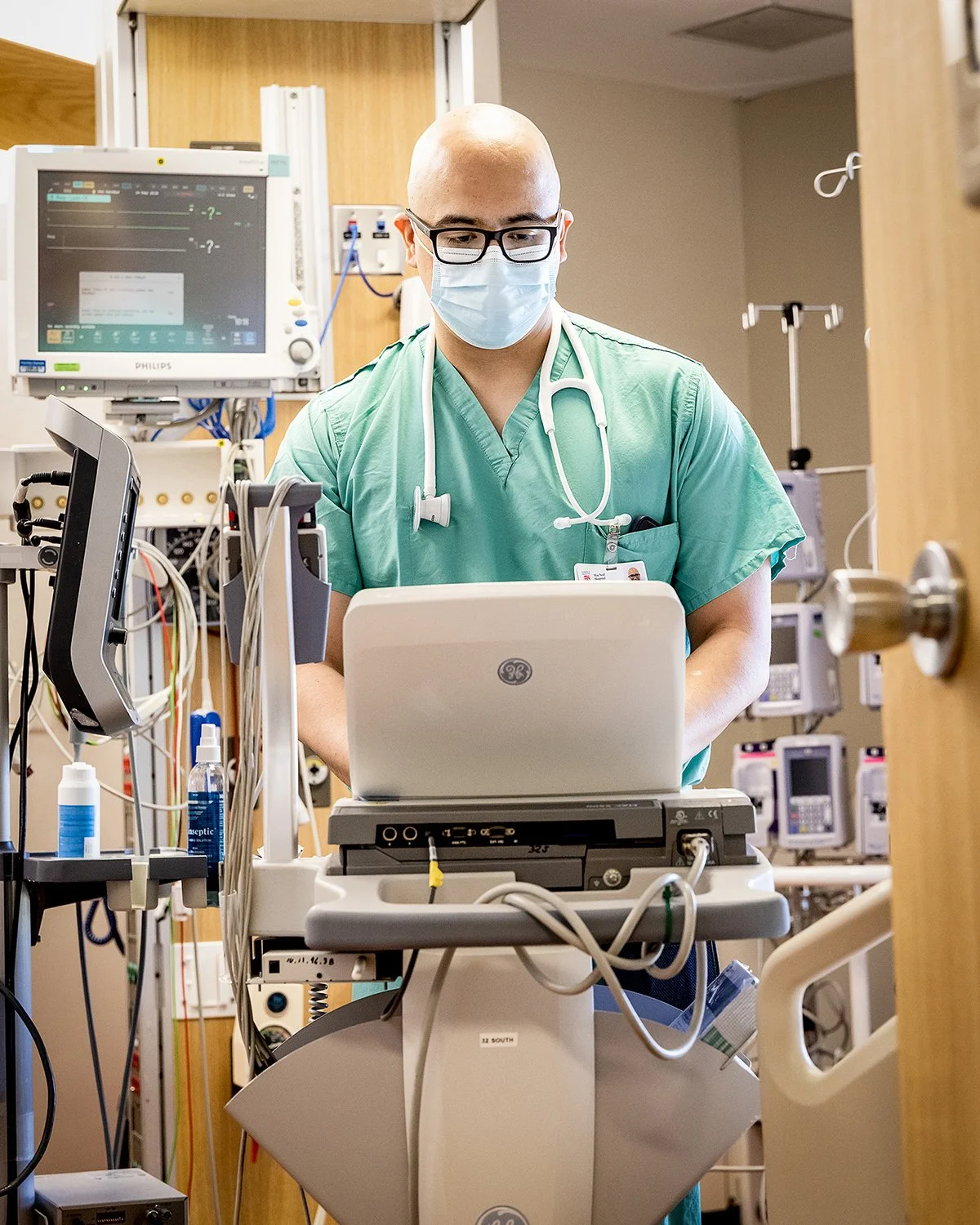 009_Male nurse computer.jpg