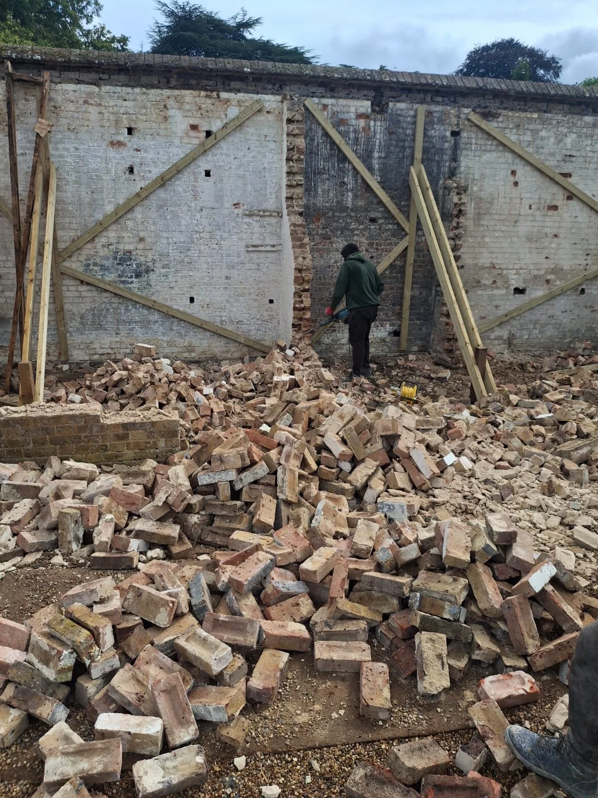 structural-dismantling-stable-wall-hemel.JPG