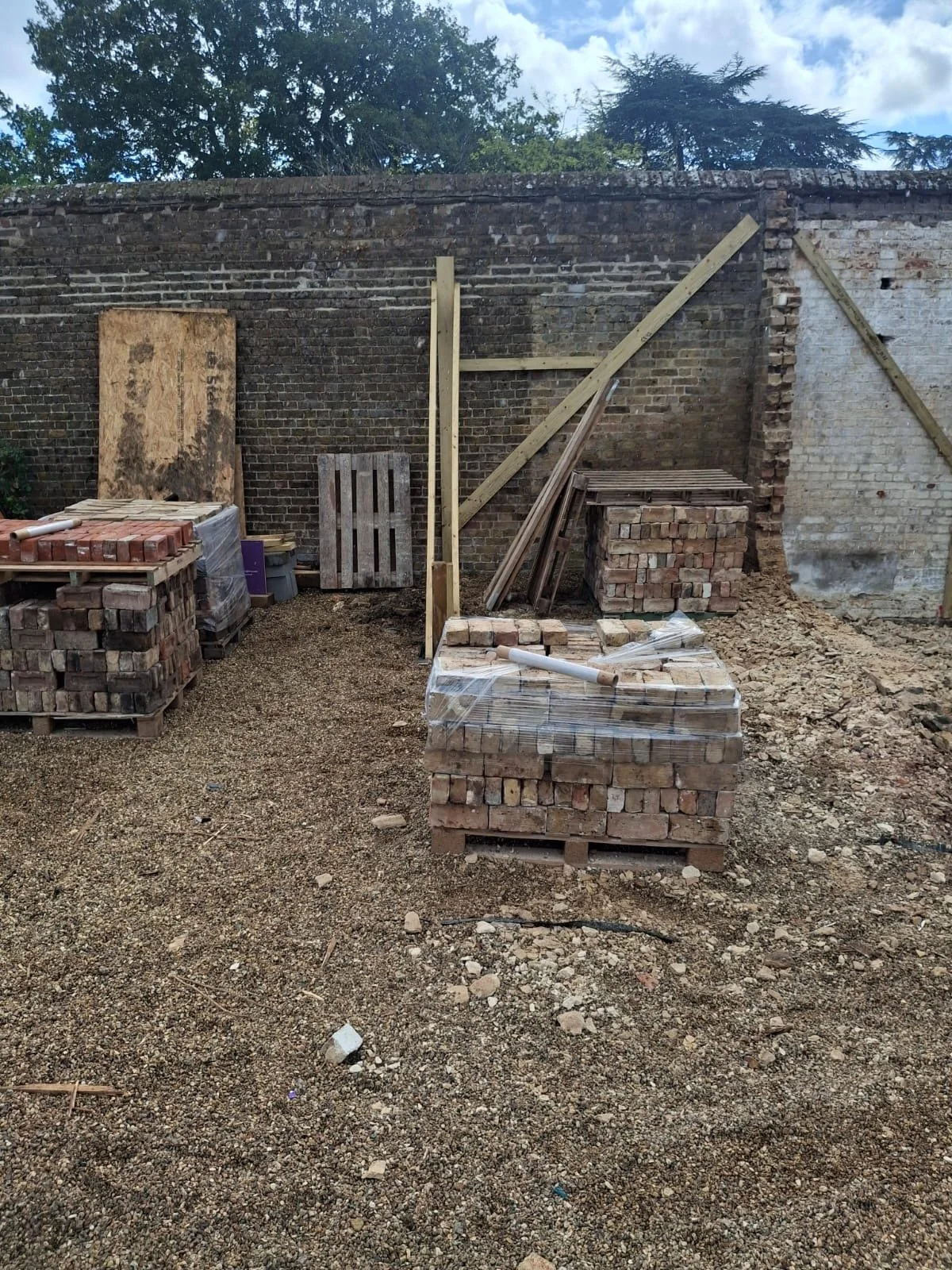 shoring-up-retained-rear-wall-hemel-hemstead.JPG