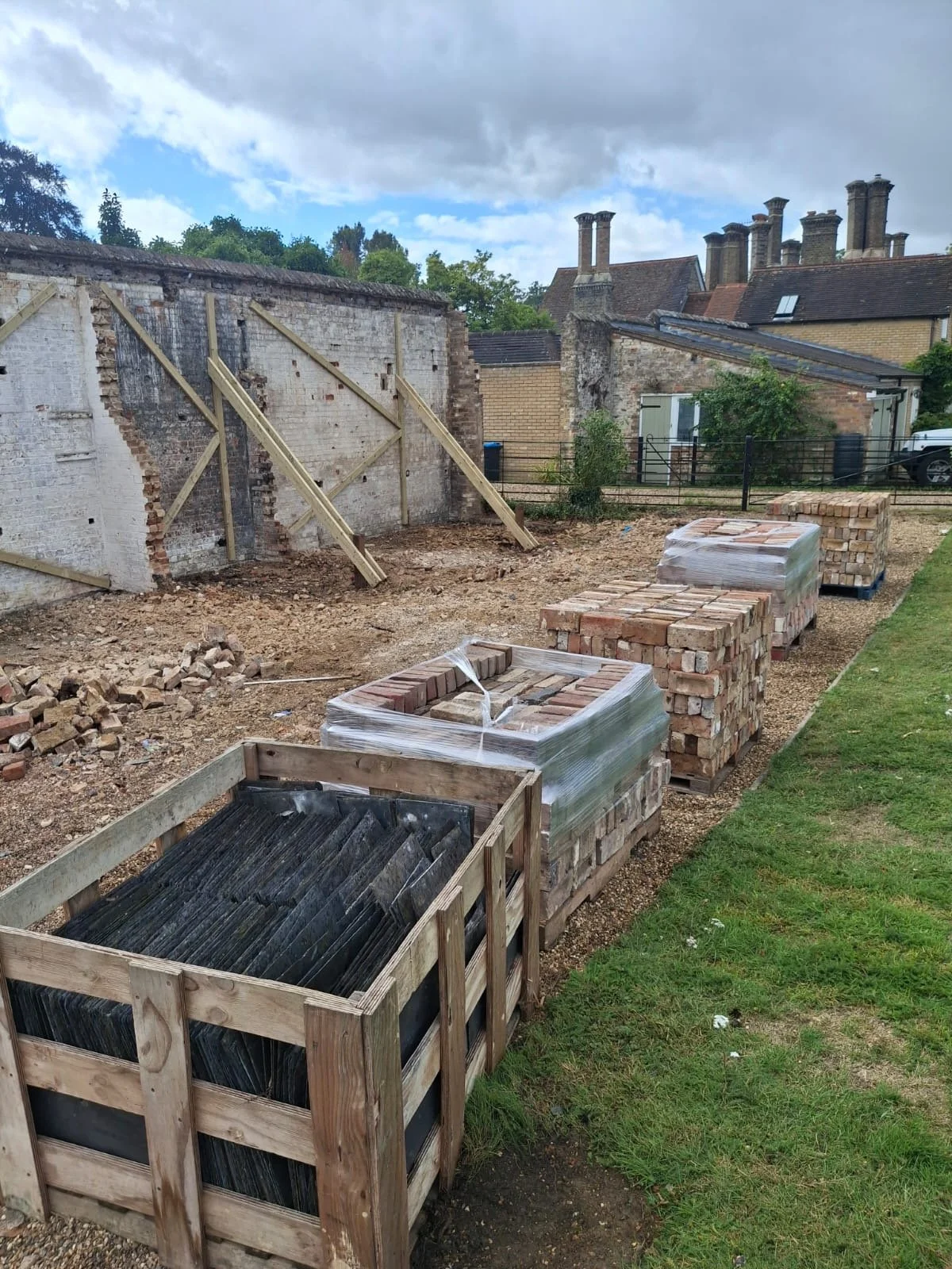 palletised-reclaimed-bricks-and-slate-crates.JPG