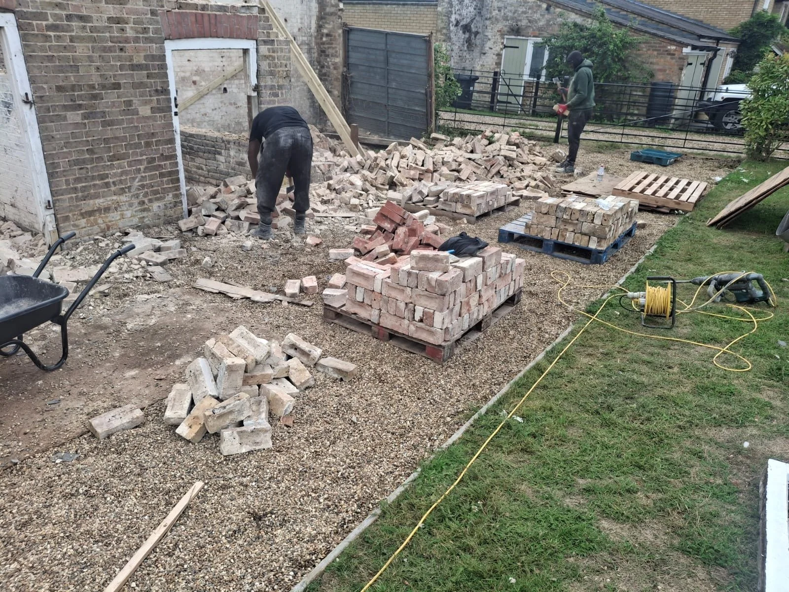 demolishing-horse-stable-left-to-right-hemel.JPG