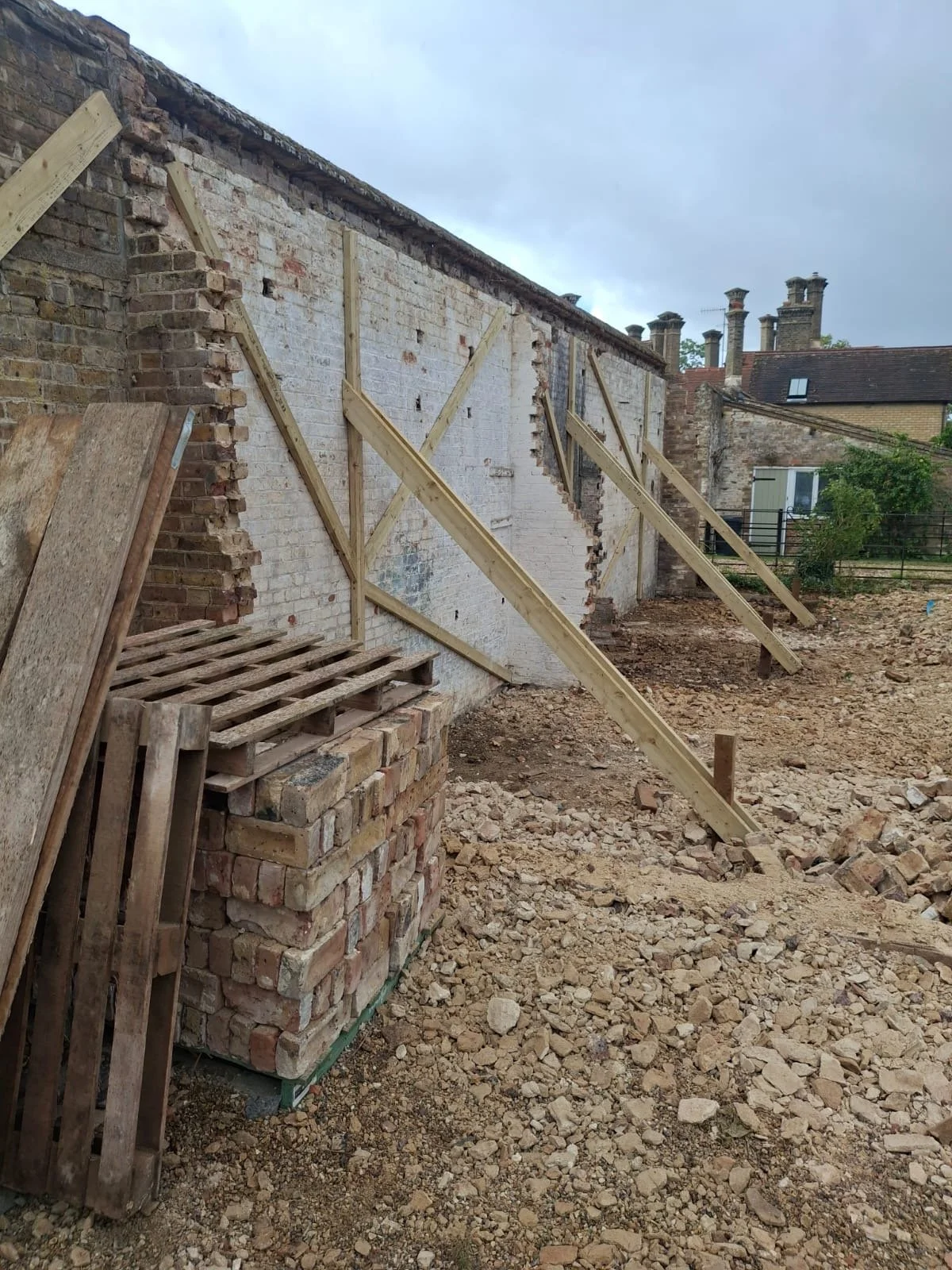 preserved-back-wall-stable-demolition-hemel.JPG