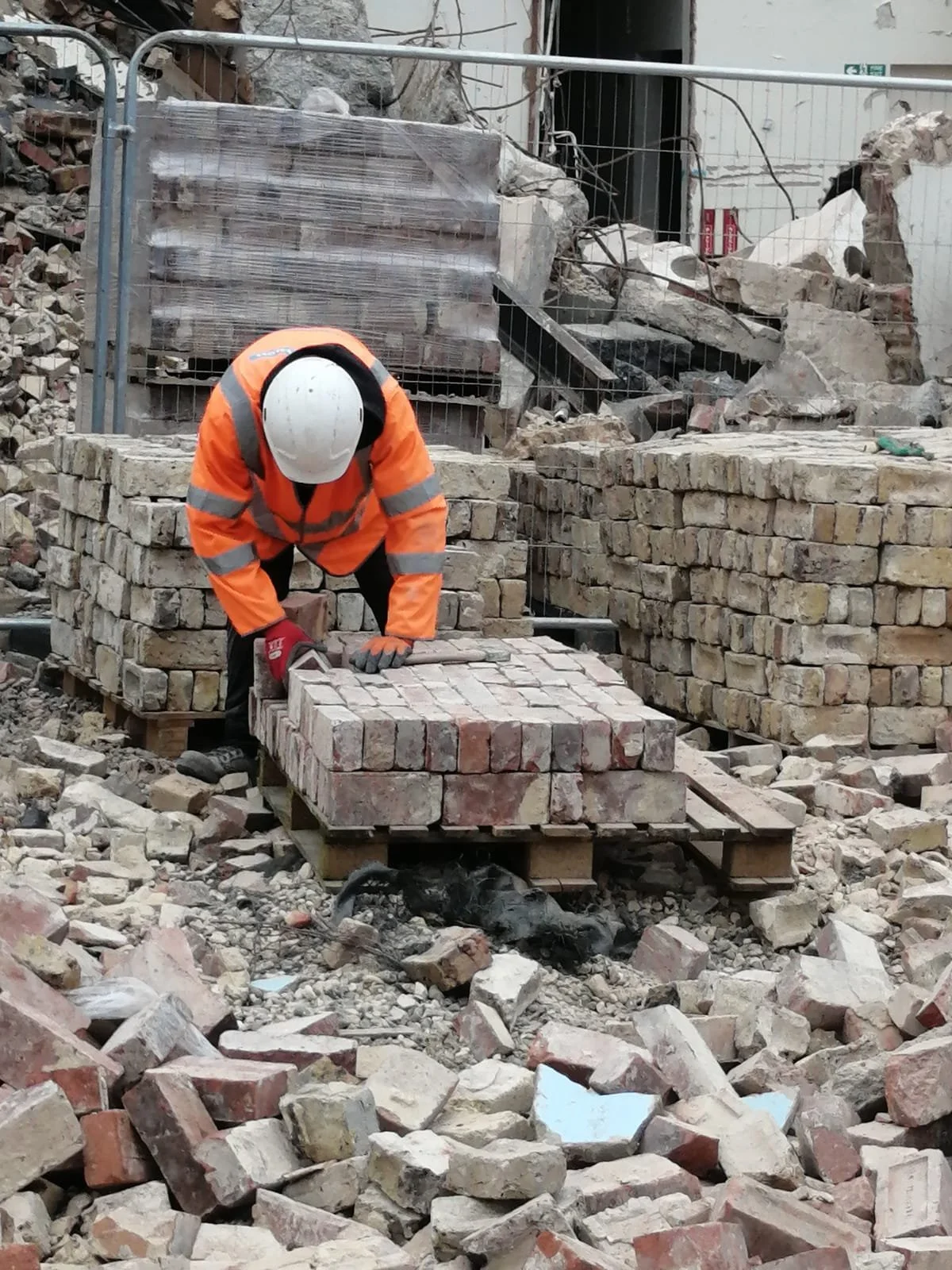 dulwich-hospital-pallet-stacking-operations-23.jpg