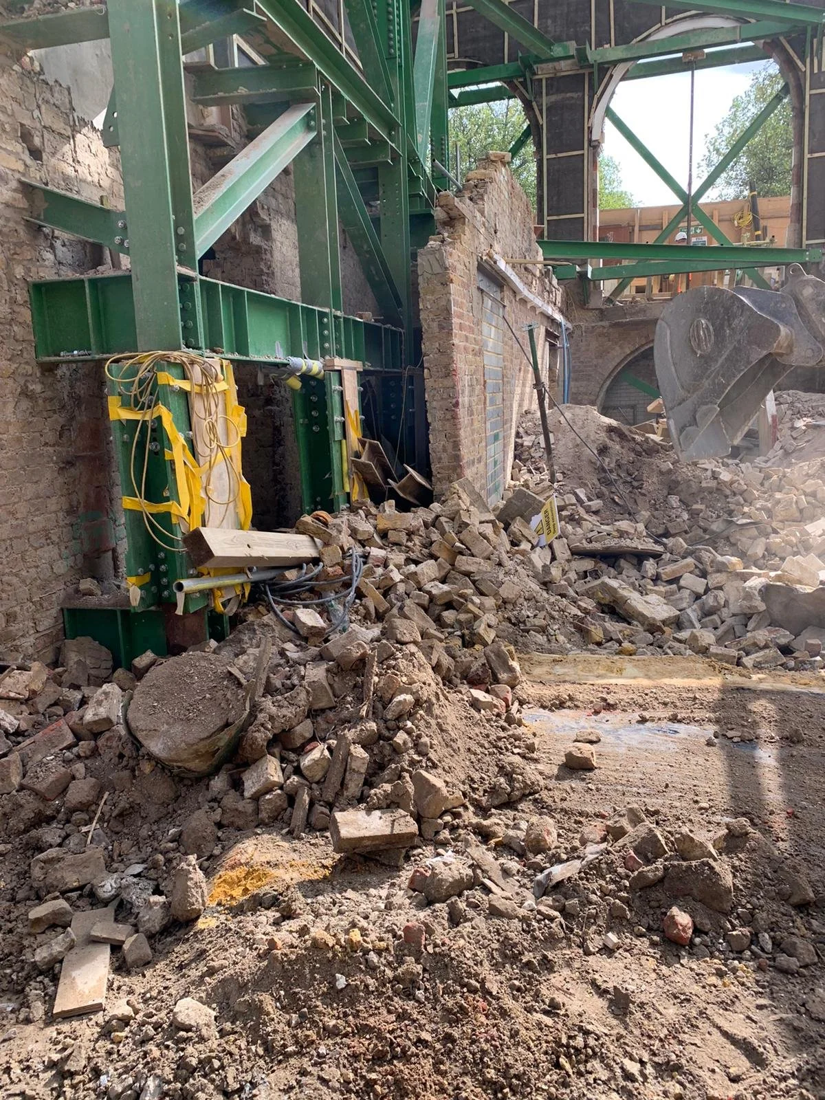 92-piccadilly-excavator-bucket-clearing-rubble-10.jpg