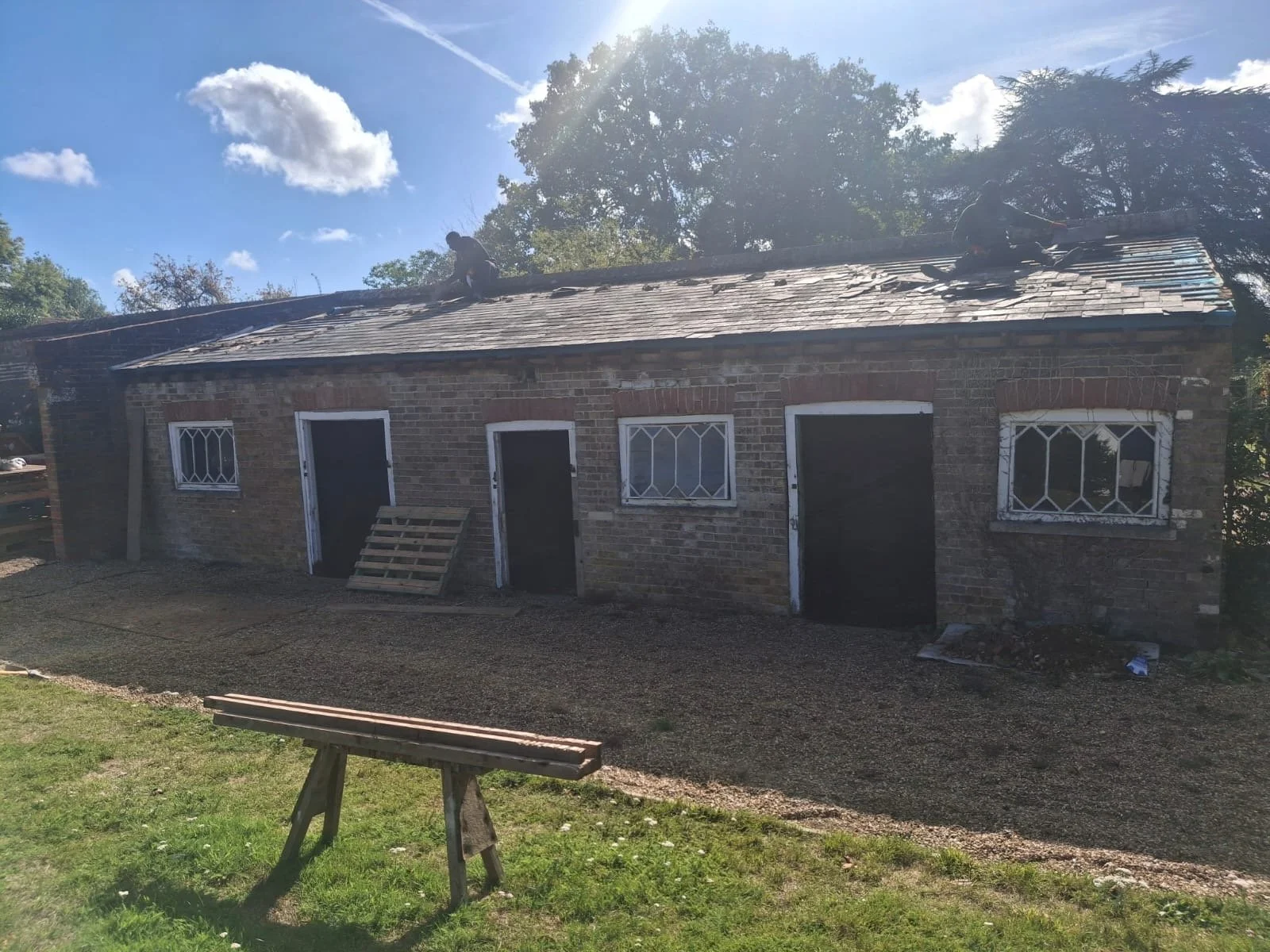 workers-stripping-roof-slates-hemel-hemstead.JPG