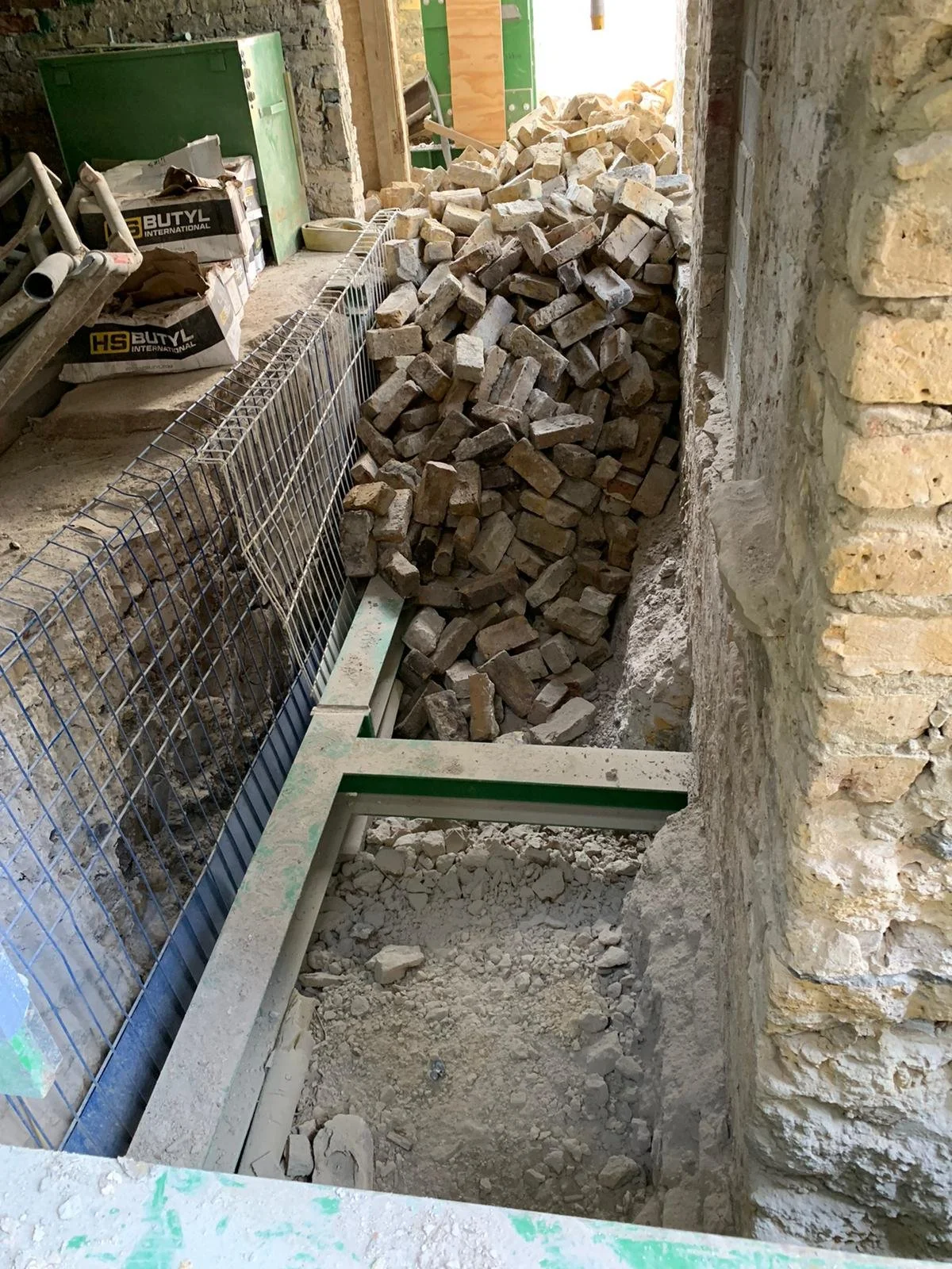 92-piccadilly-reclaimed-brick-pile-trench-works-06.jpg