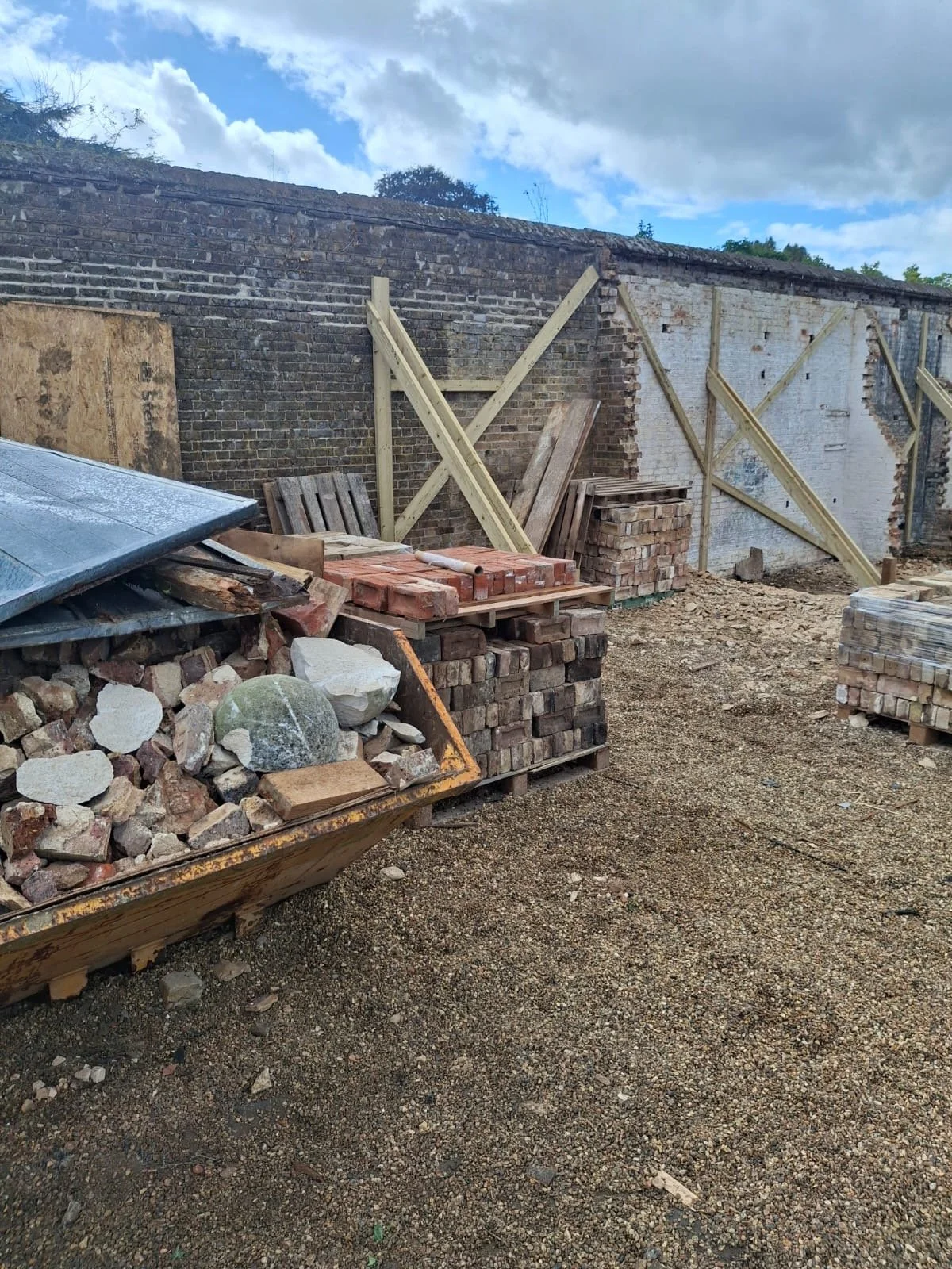 retained-boundary-wall-with-timber-bracing.JPG