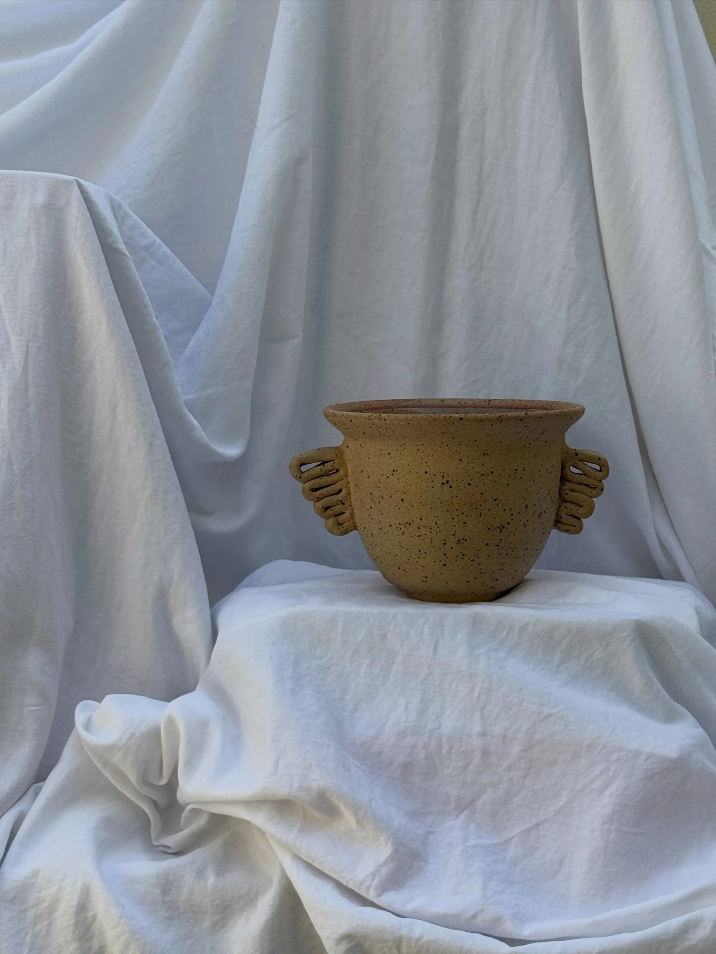 〰️ Angelos Planter 〰️
This one-off planter, made in a beautiful toasted brown speckled clay, has some beautiful contrast on the rim where the clear glaze inside meets the outer, unglazed edge. 
12.5 cm High, 17cm Wide 
Price 〰️ 650 AED 

DM to buy 👋