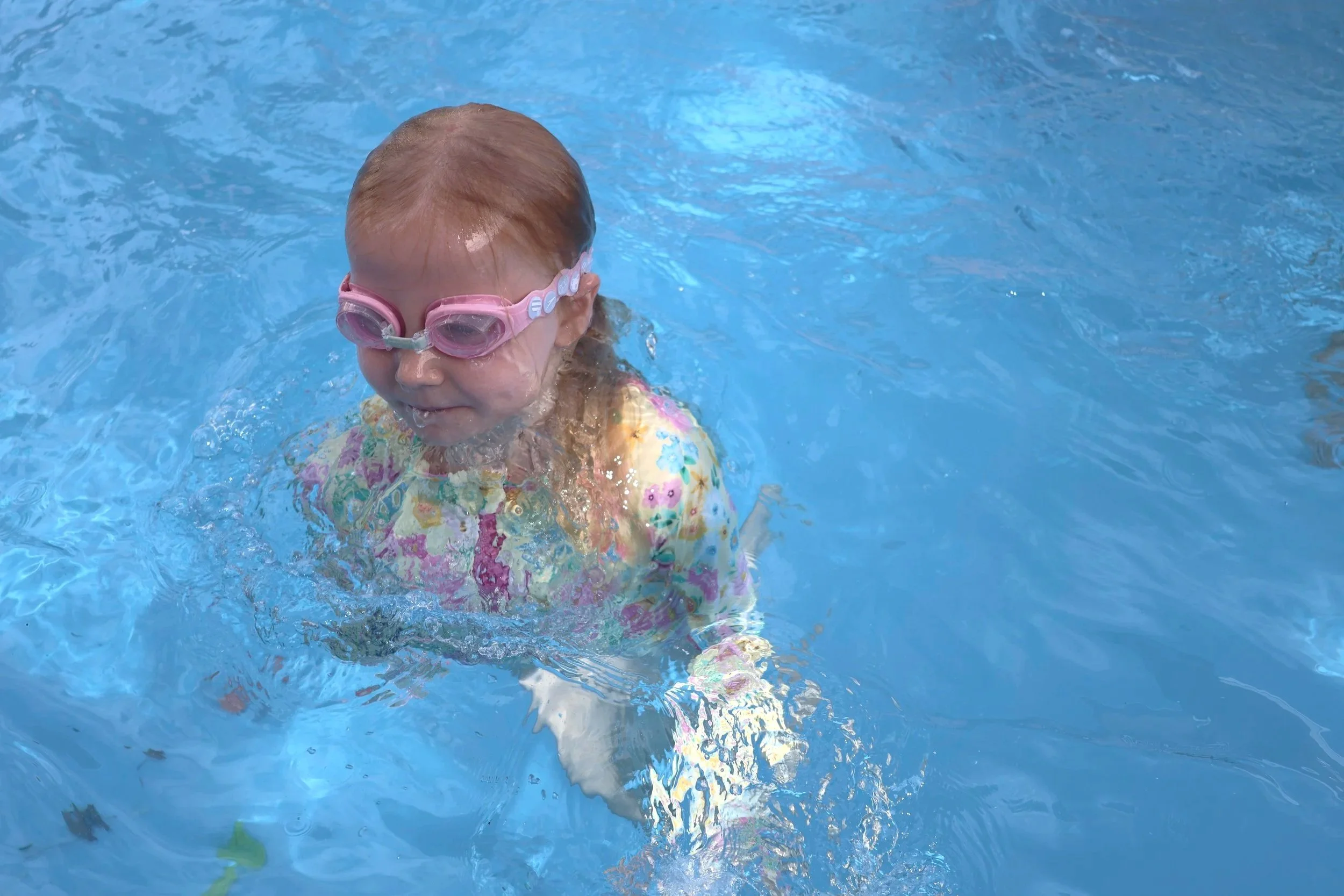 girl-swimming-in-the-pool