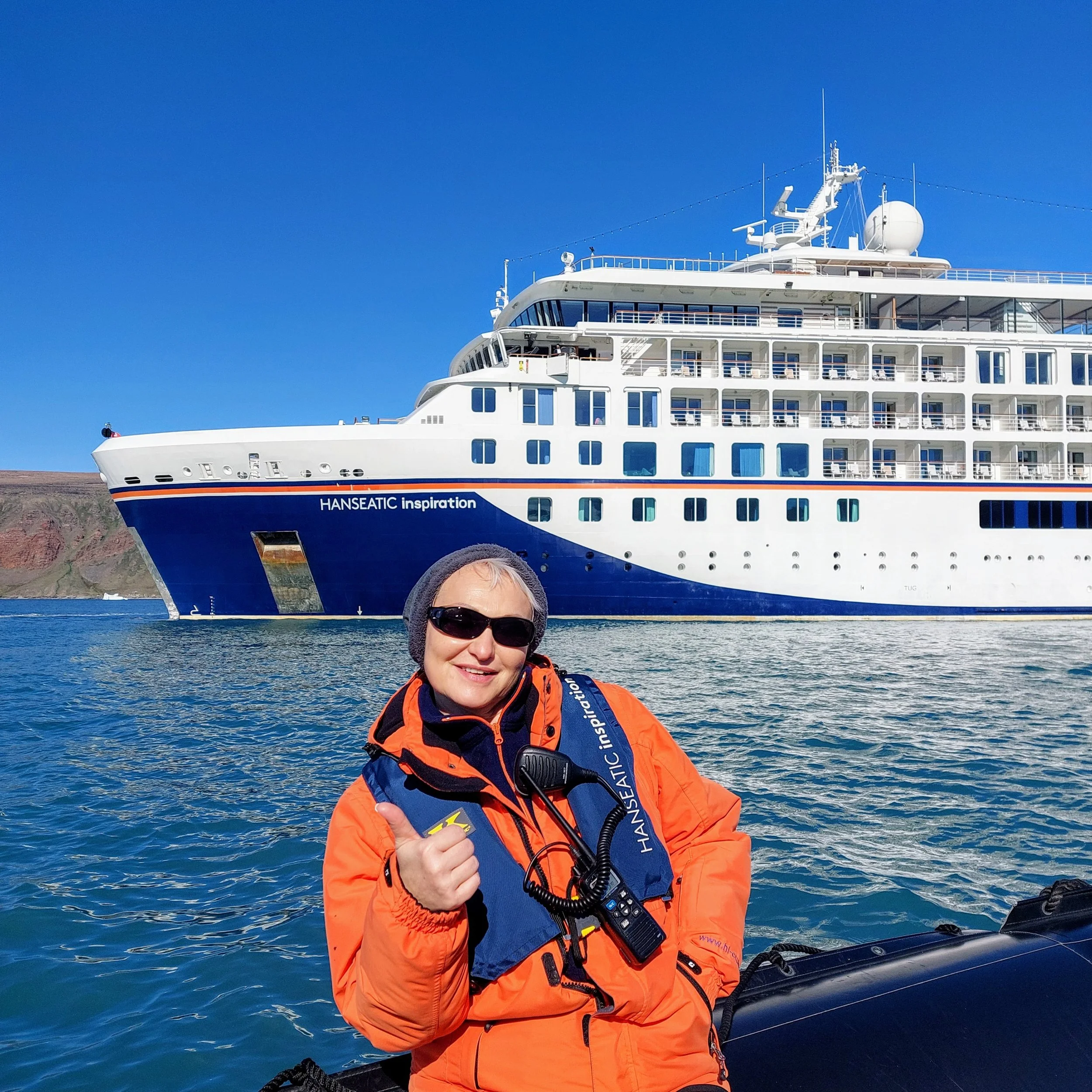 Uta Lettau vor einem Expeditionsschiff