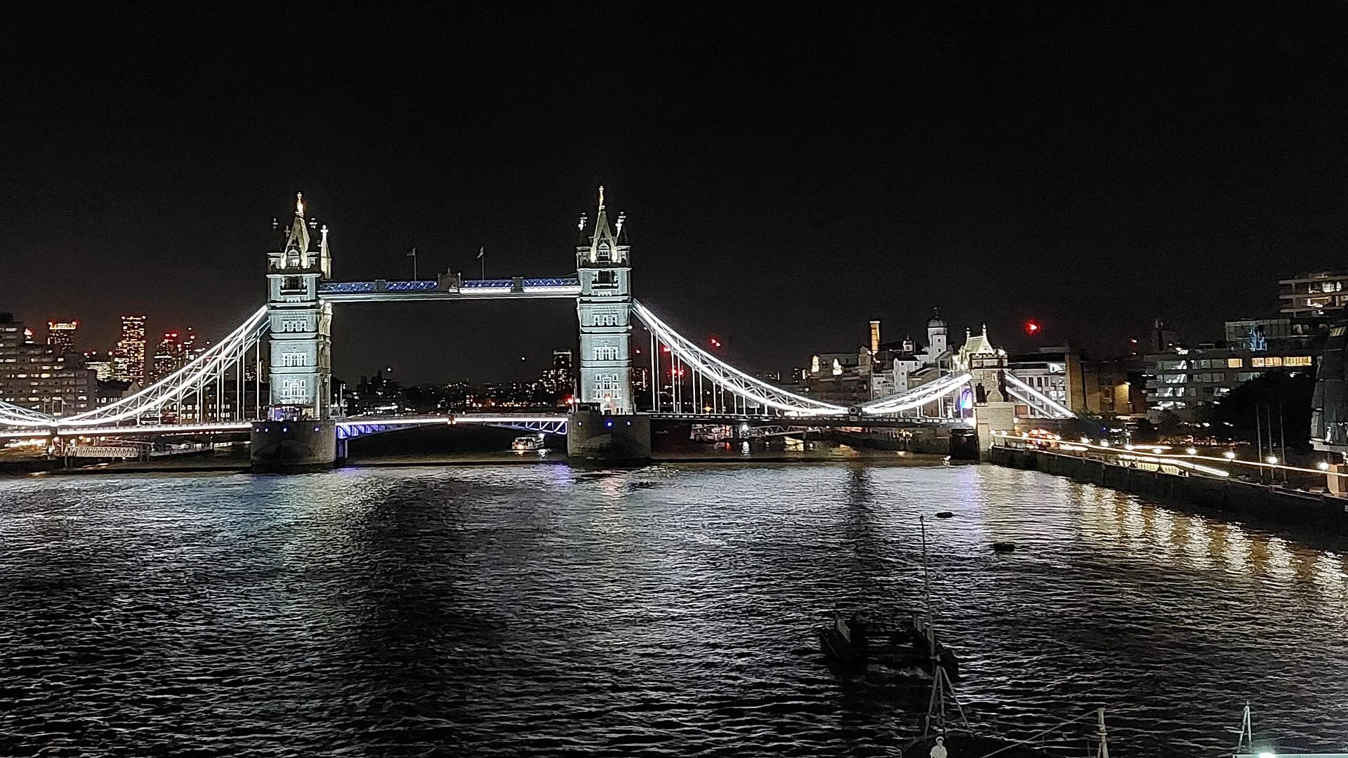 Auf der Themse – die Tower Bridge bei Nacht