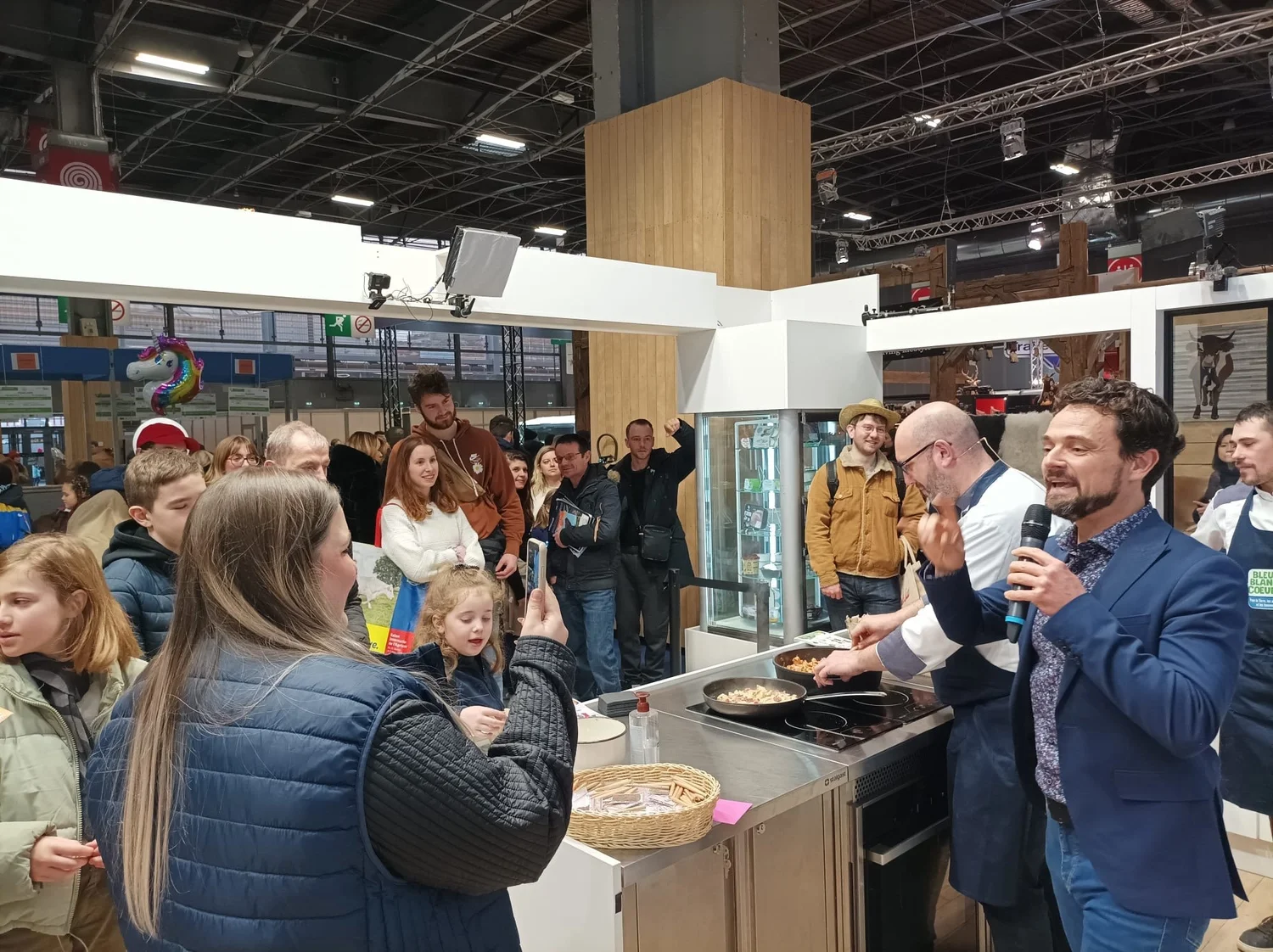 Maëlys filmant en direct une démonstration au Salon de l’Agriculture