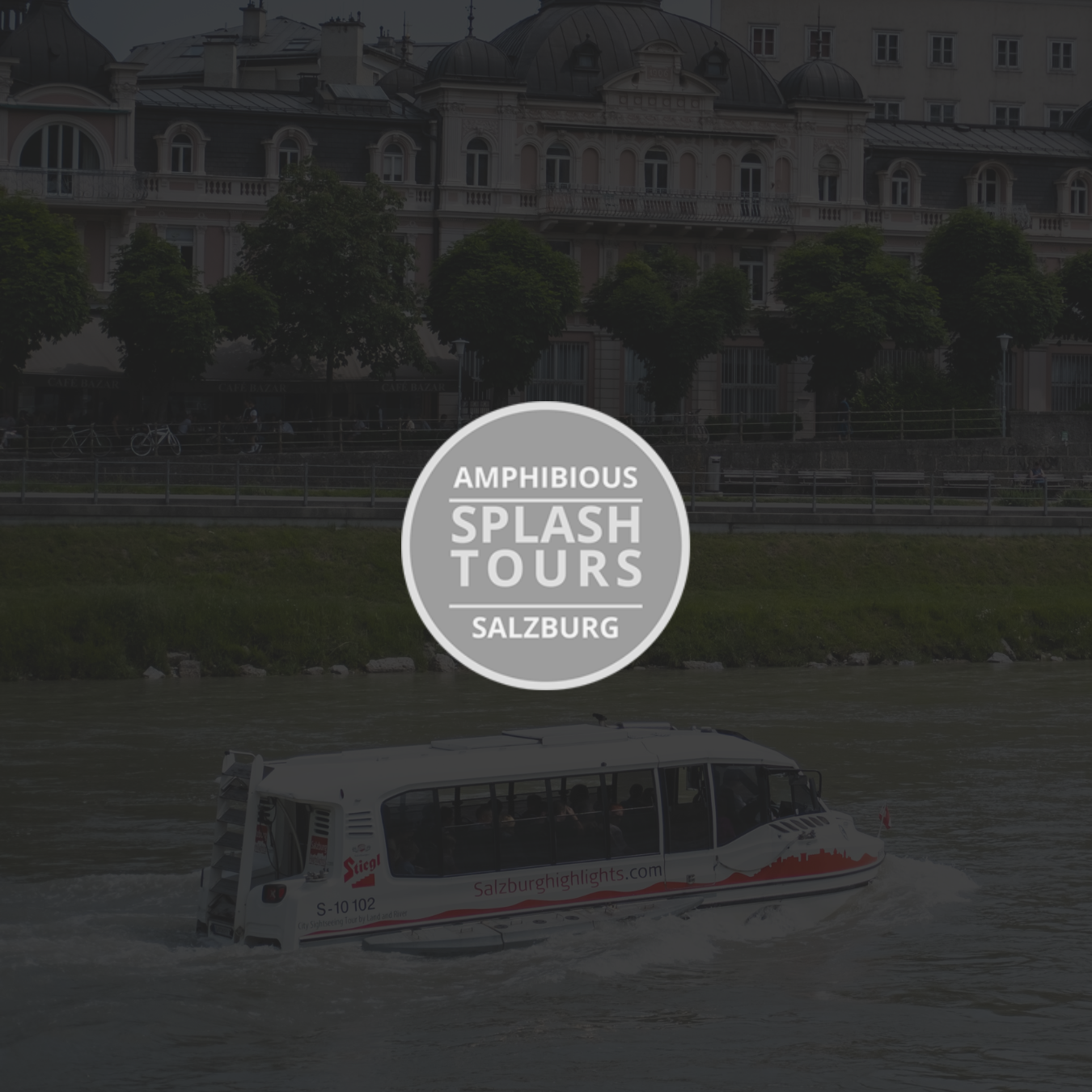 Boot auf der Salzach in Salzburg mit Blick auf historische Gebäude am Flussufer.