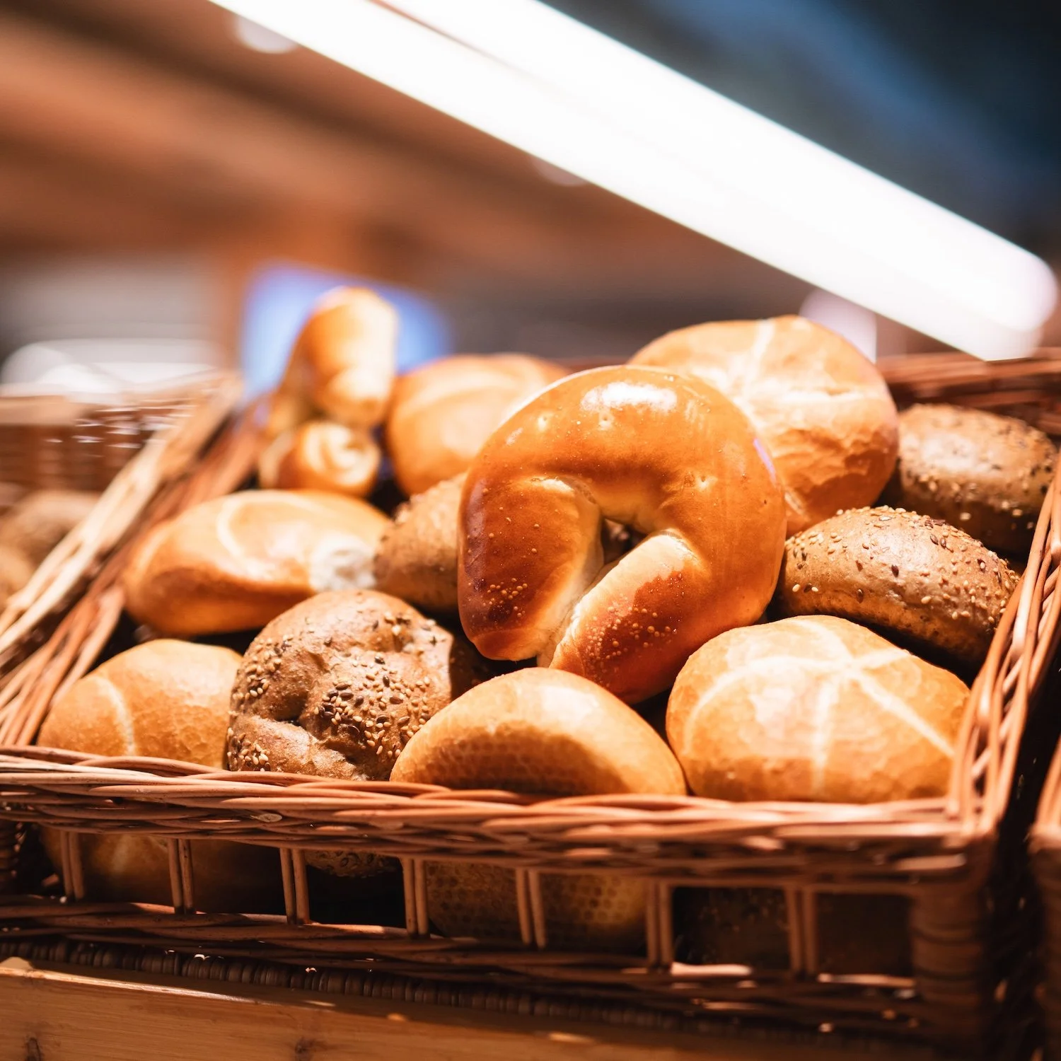 Brot in einem Korb auf einem Verkaufsständer.