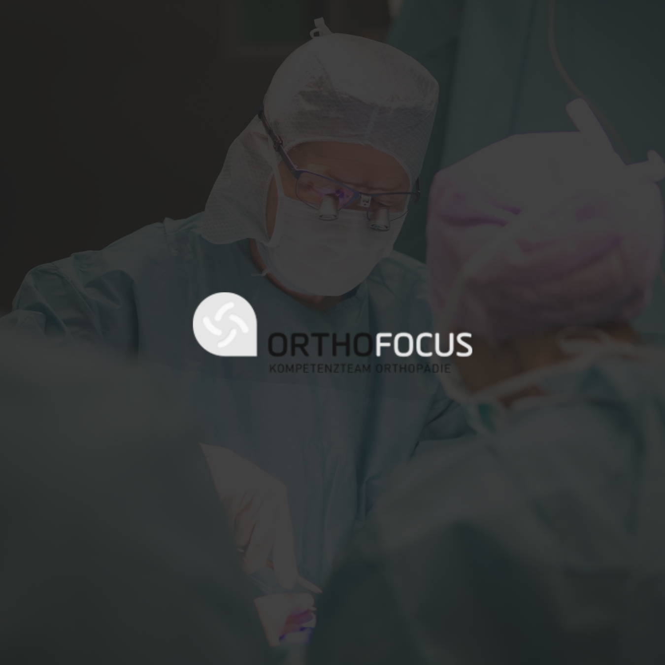 Ärzte in Operationssaal bei einer Operation mit Orthopädie-Schwerpunkt