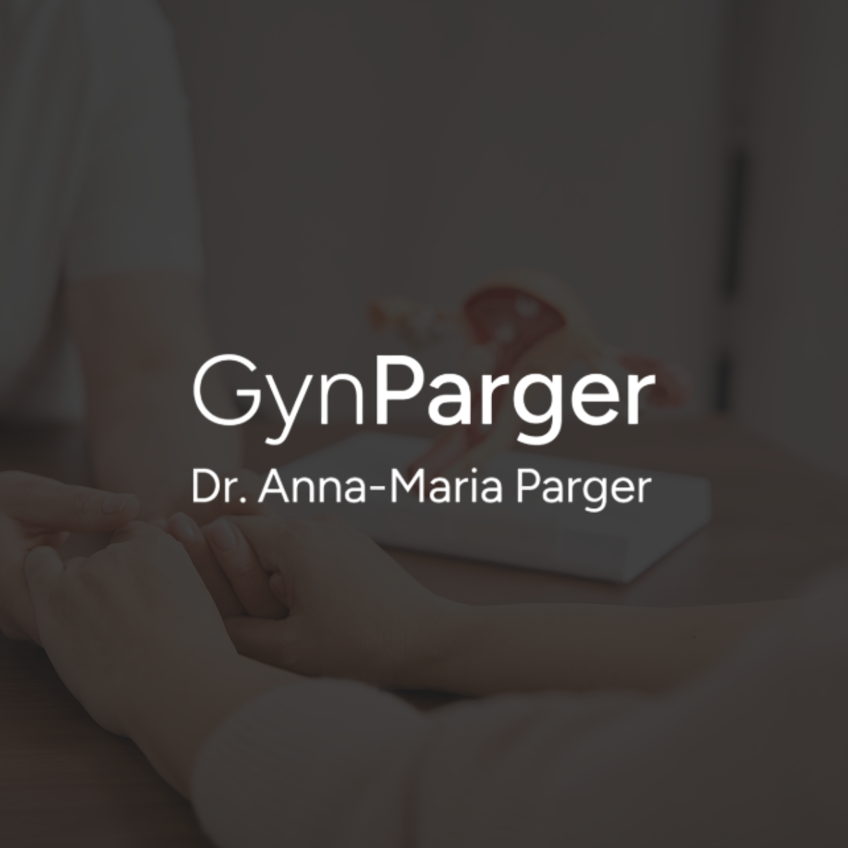 Titelbild für eine Beratung durch Dr. Anna-Maria Parger, zeigt eine Hand, die eine andere hält, im Hintergrund eine Waage.