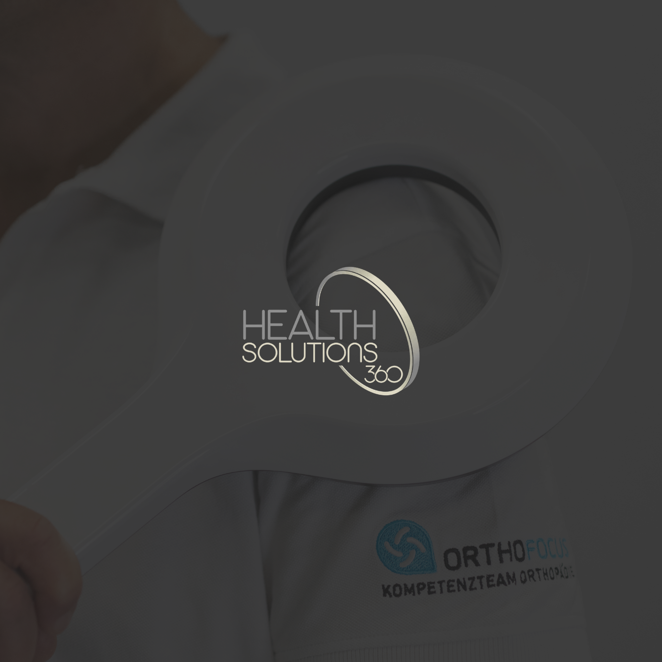 Das Bild zeigt ein medizinisches Gerät, das mit dem Logo von Orthofocus und dem Text "Health Solutions 360" versehen ist.