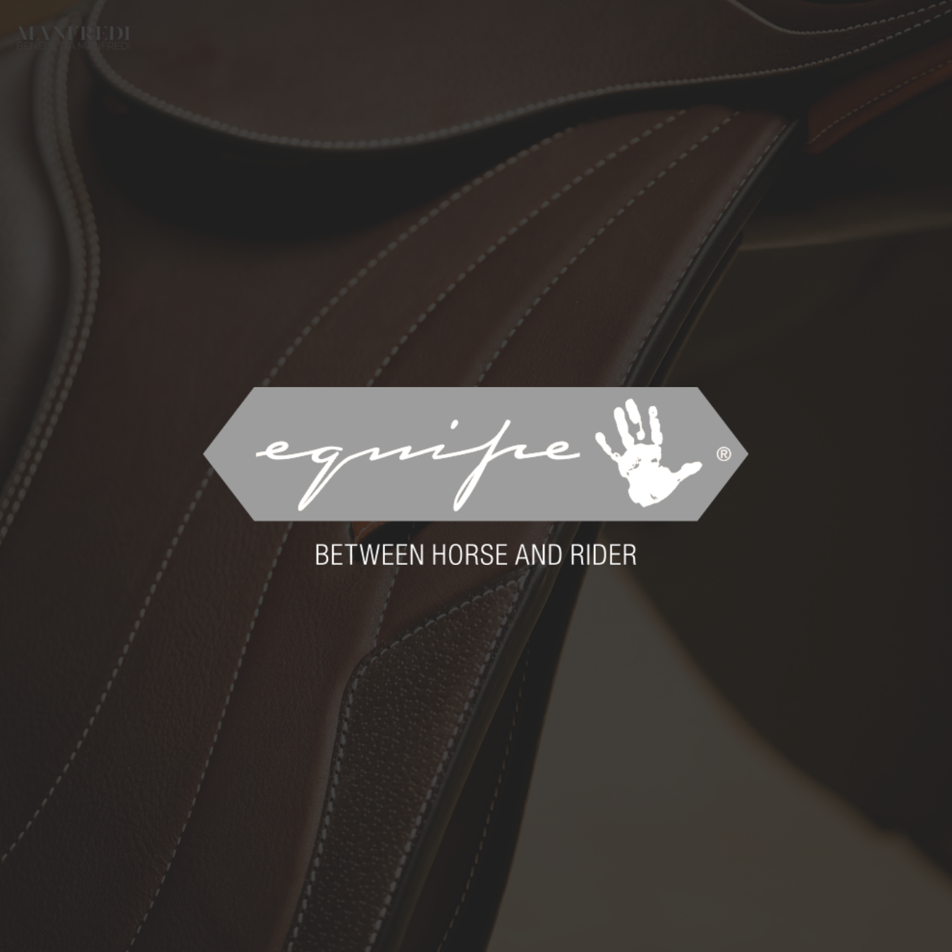 Braune Ledertasche mit Logo 'equip' und der Slogan 'Between Horse and Rider' auf einer dunklen Oberfläche.