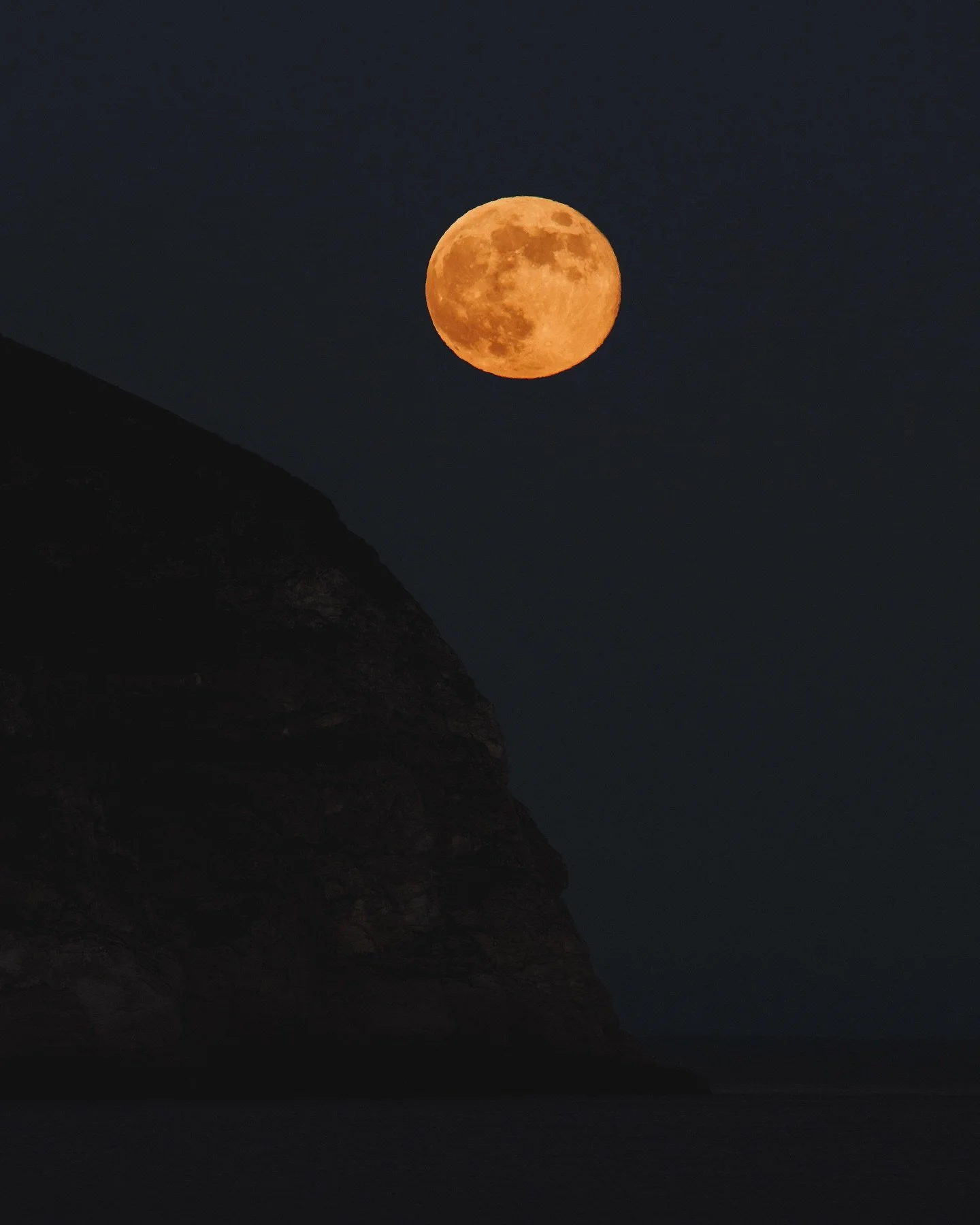&ldquo;Meanwhile below, hungry and lonely, the wolf howls at the moon if only if only&rdquo;

Tonight&rsquo;s Wolf Supermoon moon captured on the south coast 

#Wolfmoon #Supermoon #dorset
