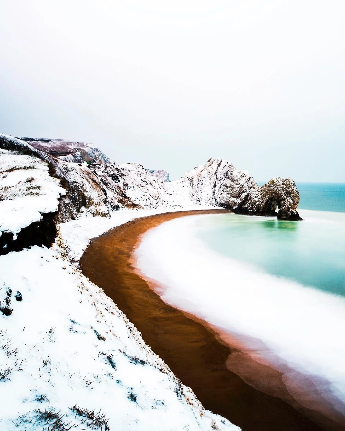 Throwback Thursday, 

It&rsquo;s been a few years now since this iconic shot was taken, Here&rsquo;s hoping we get these conditions again soon!

This iconic shot of #Durdledoor makes for an incredible print. Still time for that last minute Christmas 
