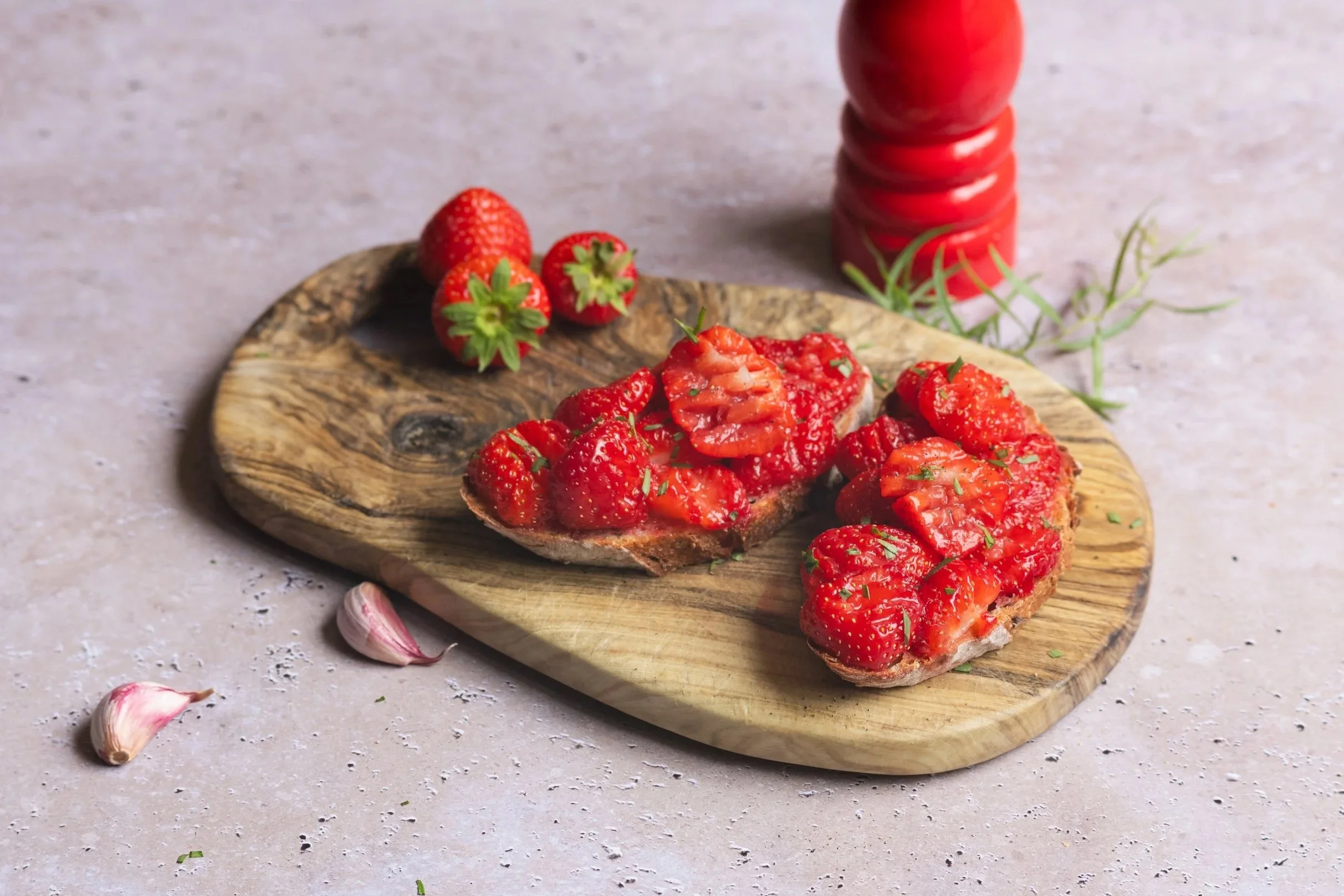 Bruschetta met aardbei en dragon
