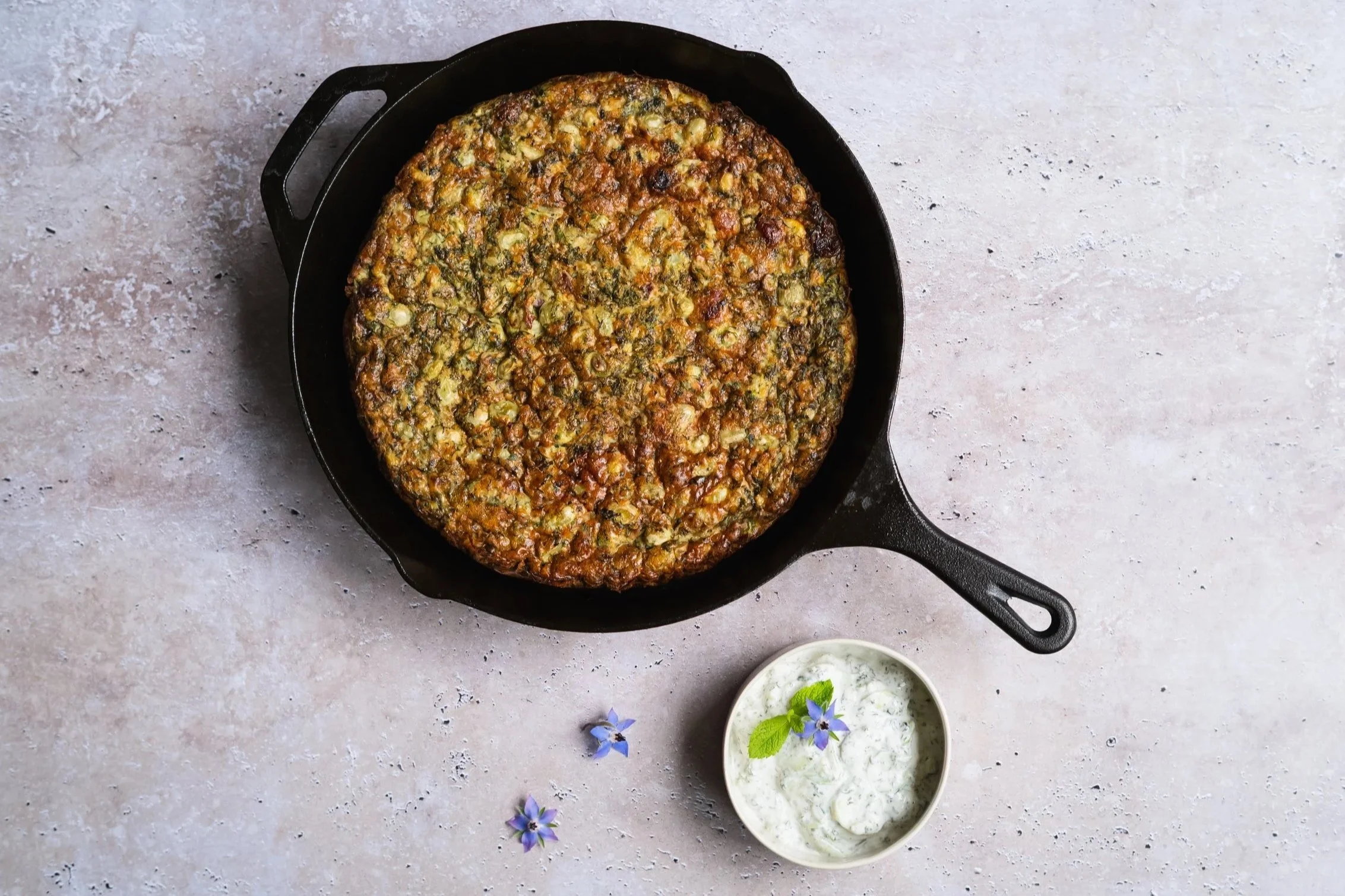 Tuinbonenkuku met yoghurt-komkommersaus