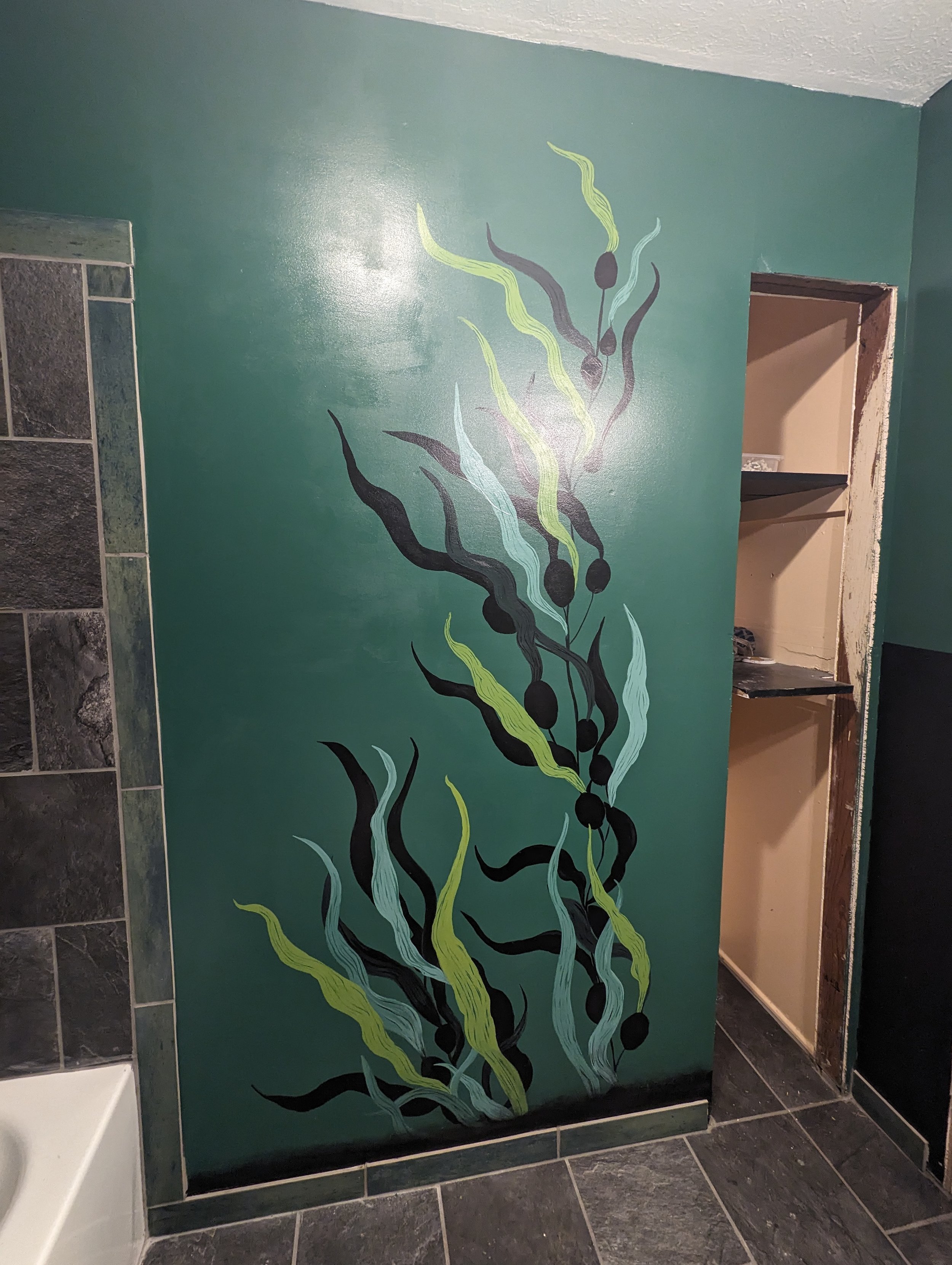 Kelp Mural
Indoor wall paint, enamel 
2023