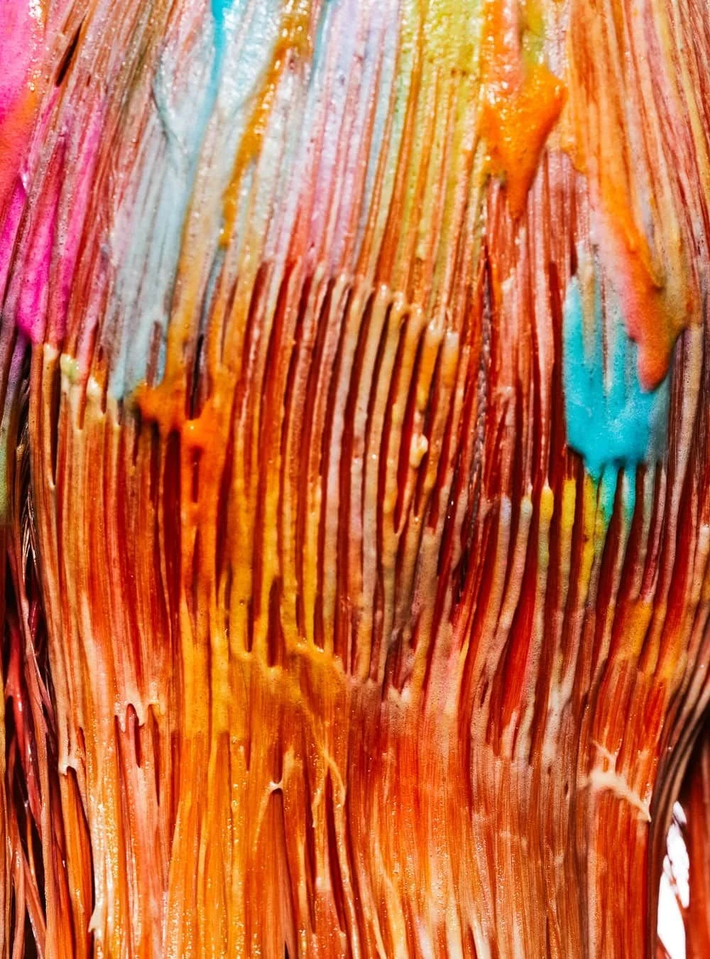 Photo de peinture colorée avec des lignes verticales et des gouttes d'encre ou de peinture de différentes couleurs.