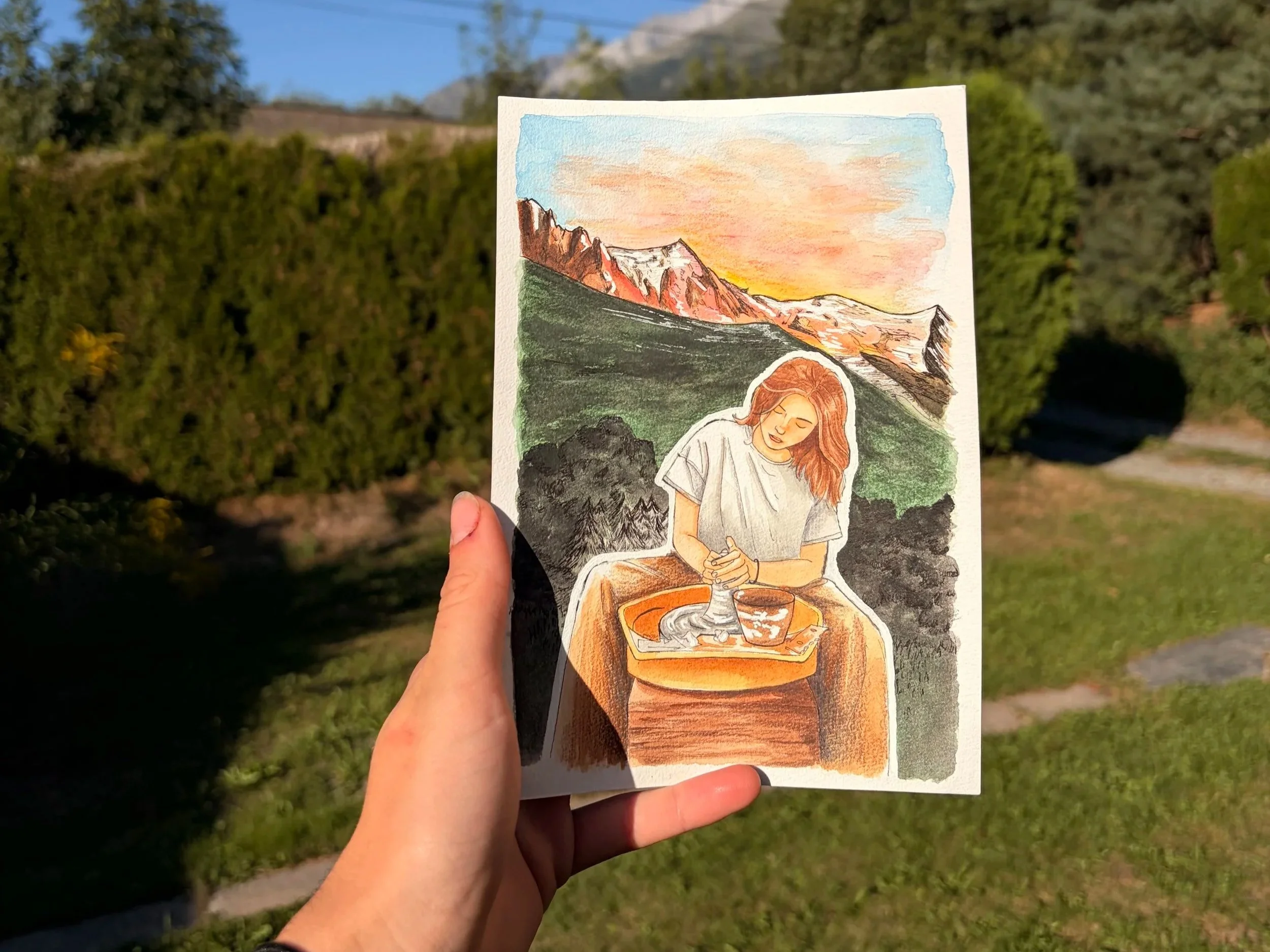 Une illustration colorée représentant une femme avec les yeux fermés, portant un t-shirt gris, appréciant une tasse de café ou de thé et un livre, avec un fond de montagnes au coucher du soleil.
