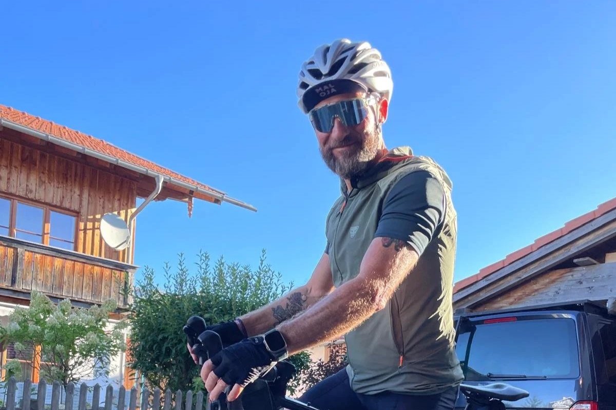 Niels Neumann mit seinem Gravelbike vor dem Start der Bikepacking-Tour von Warngau nach Bozen