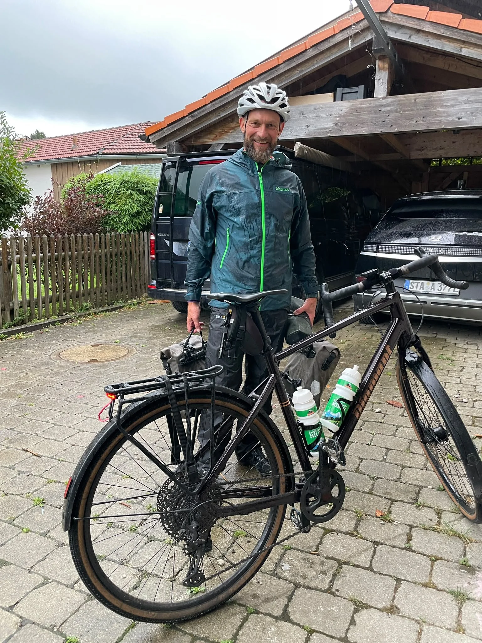 Niels Neumann nach der Rückkehr aus Bozen mit seinem Gravelbike vor dem Haus