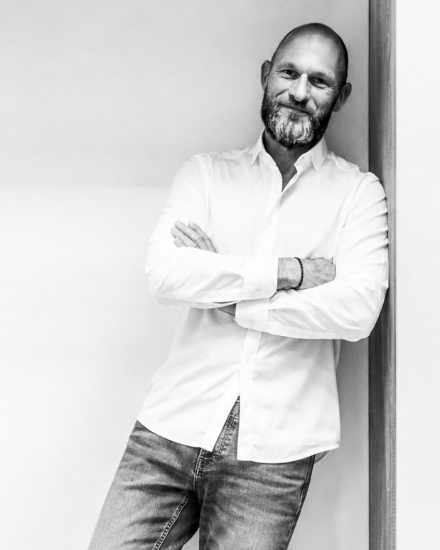 Porträt von Niels Neumann, Diplom-Psychologe und Gründer von Oberland Coaching