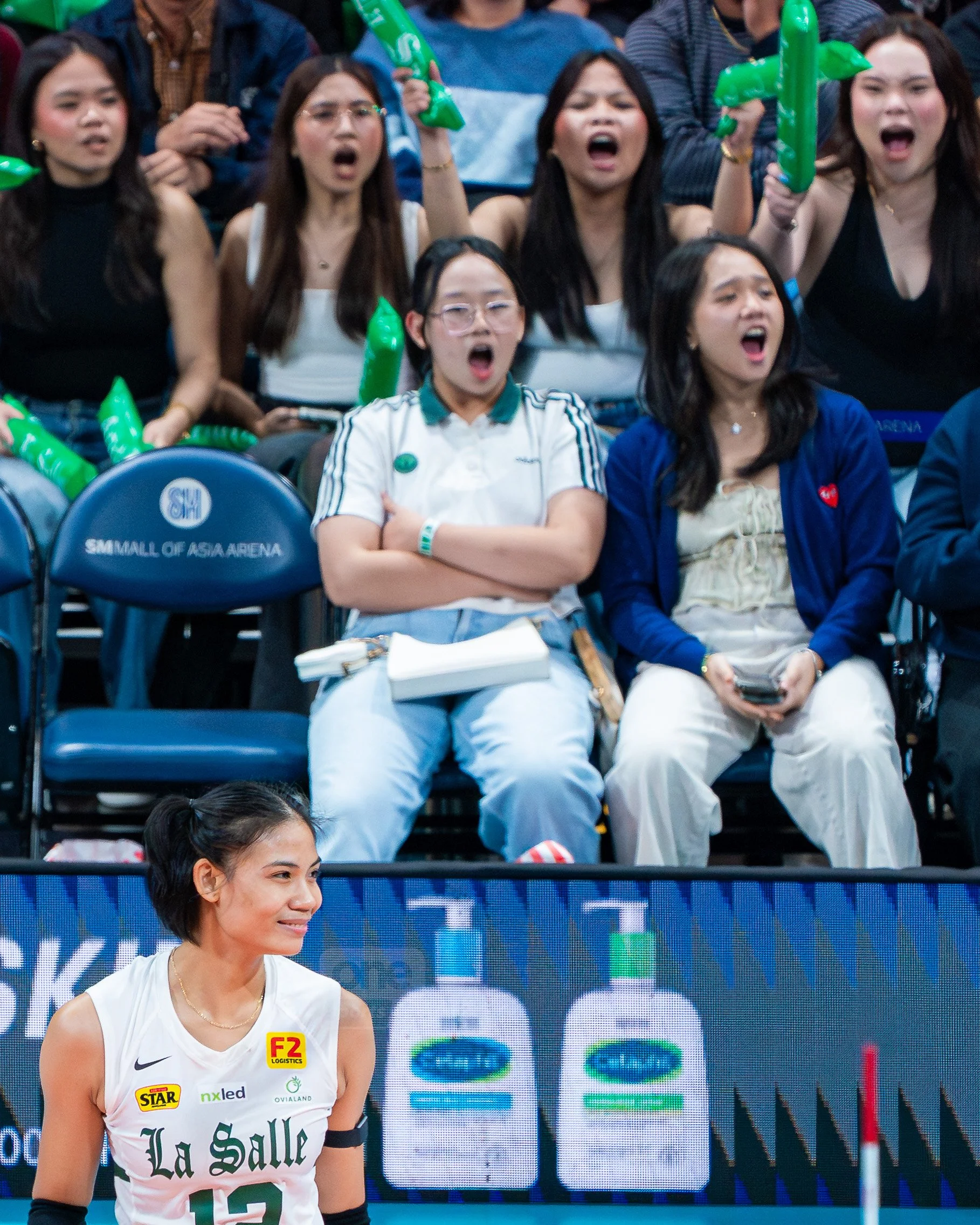 Fans in awe with DLSU Angel Canino.jpg