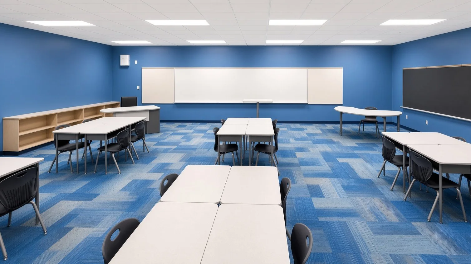 Classroom+with+blue+walls+and+floor+with+desk+clusters.png