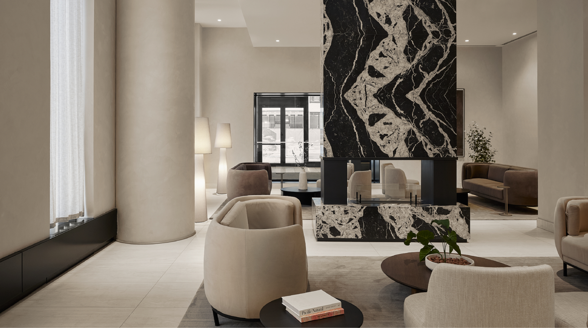 Lounge intérieur haut de gamme au Square Phillips, un espace d’accueil élégant pour les résidents au centre-ville de Montréal