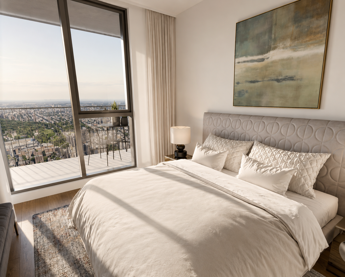 Chambre moderne avec un lit beige, plusieurs coussins, une table de chevet avec une lampe, vue sur un balcon avec une vue panoramique sur une ville.
