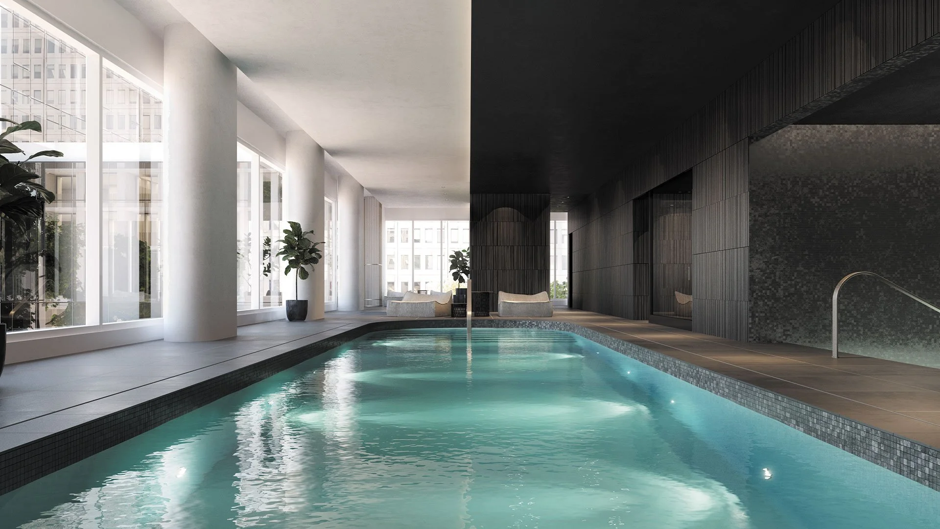 Piscine intérieure dans un espace moderne avec de grandes fenêtres laissant entrer la lumière naturelle, meubles élégants, plantes vertes, murs en bois foncé et sol en carrelage.